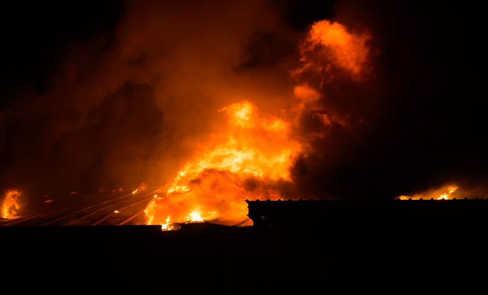 Herido un varón en el incendio de una nave en Ciudad Rodrigo