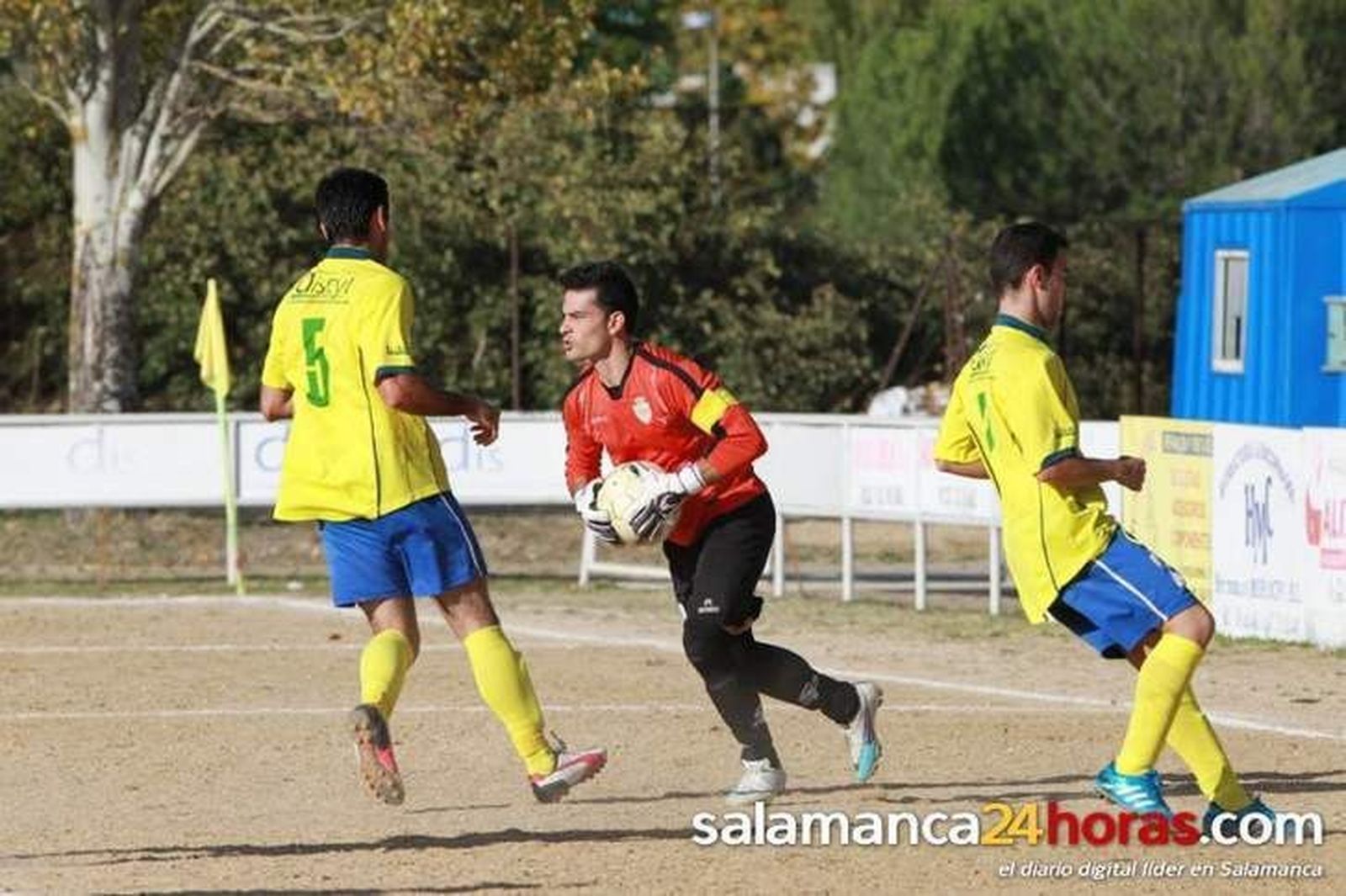 Álvaro, portero del RS Monterrey, se rompe el peroné