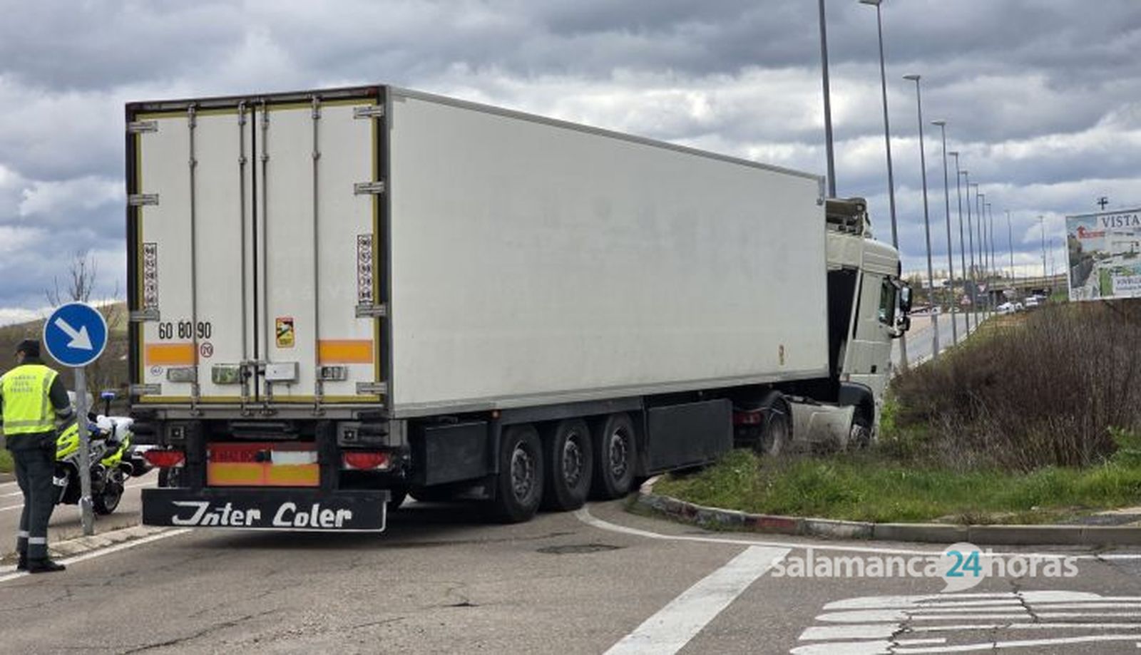 Salida de vía de un camión en la carretera de Aldeatejada (3)