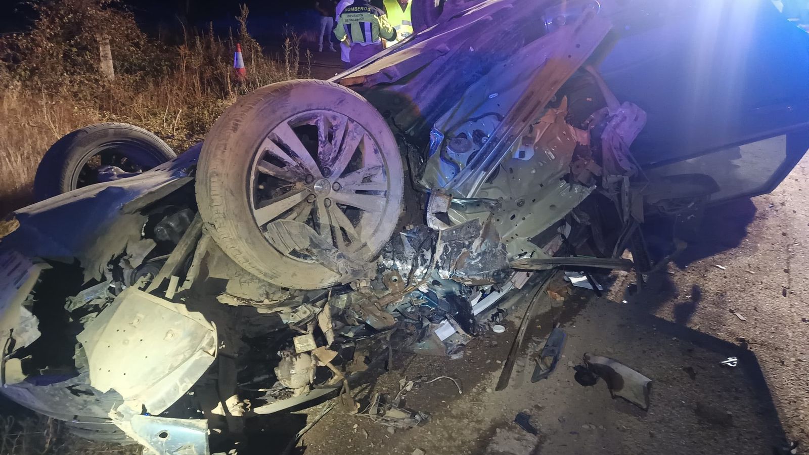 Vehículo volcado con cinco personas heridas en Villar de Peralonso