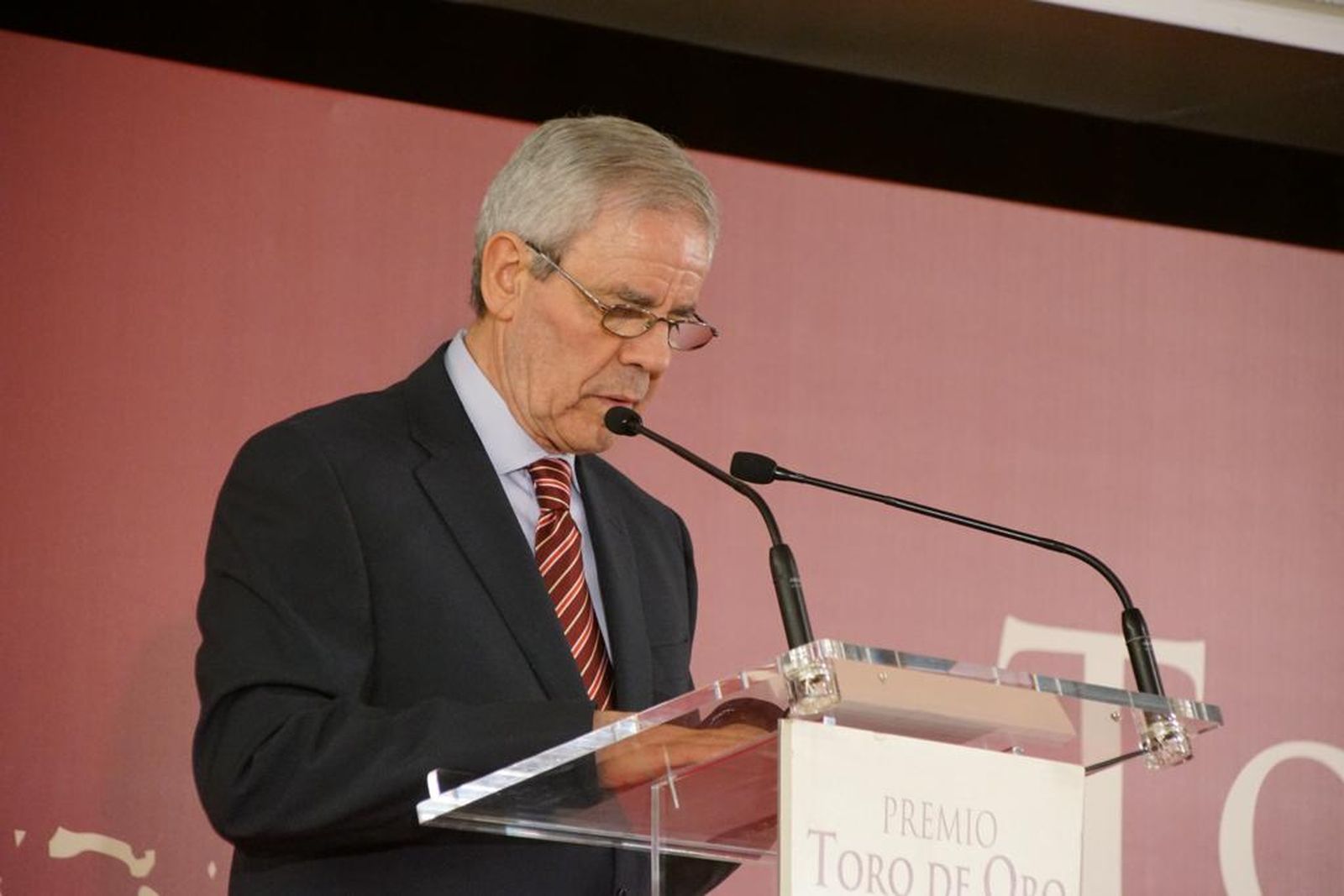 entrega-del-premio-del-toro-de-oro-a-la-ganaderia-de-vellosino-por-la-feria-taurina-2023-19