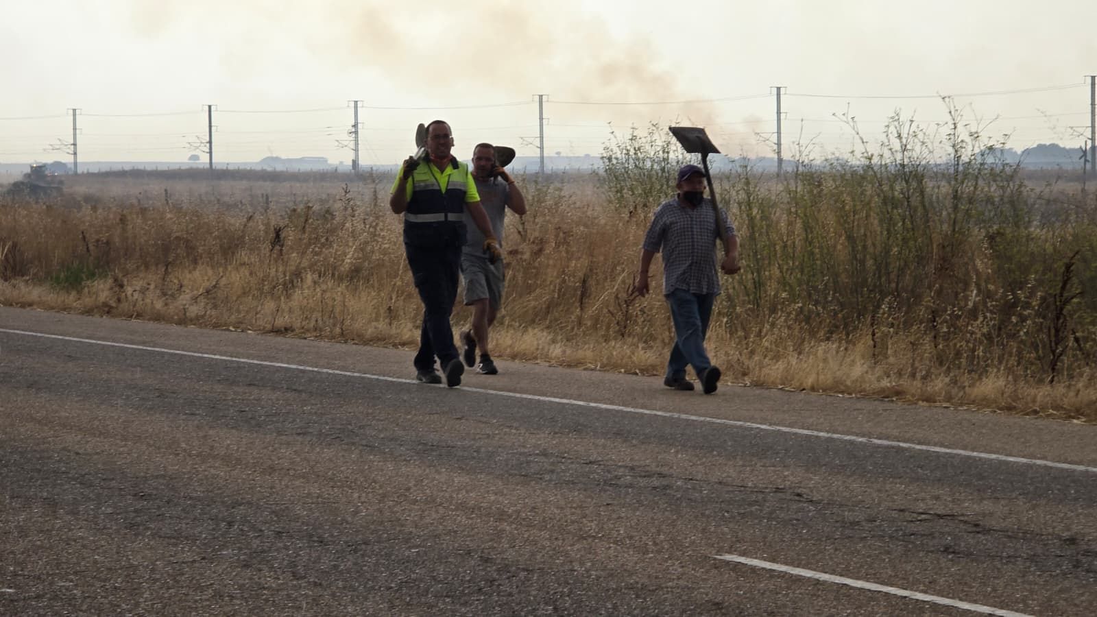 Un incendio de nivel 2 afecta al entorno rural de Martín de Yeltes