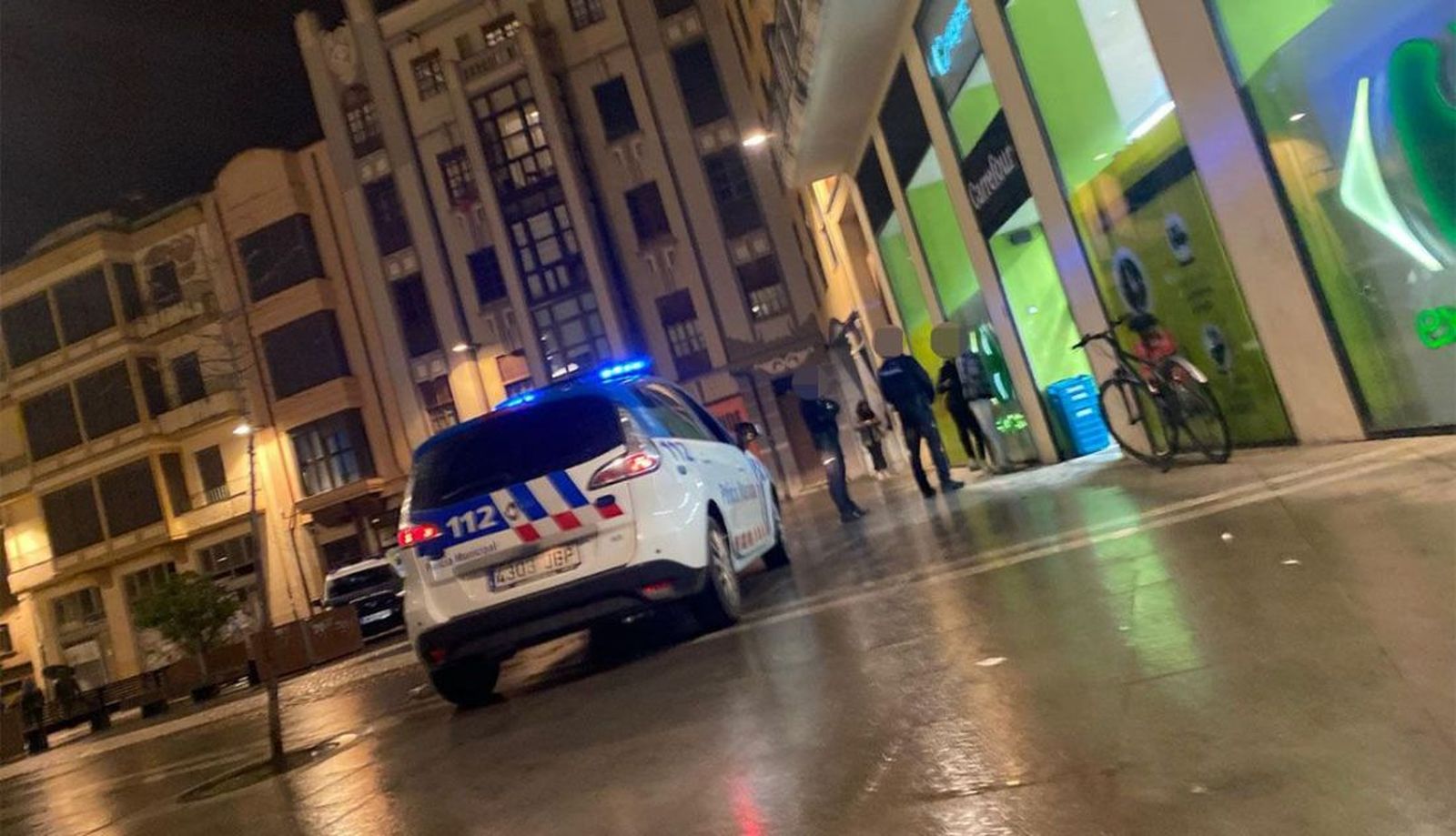 Los agentes identifican a los jóvenes.