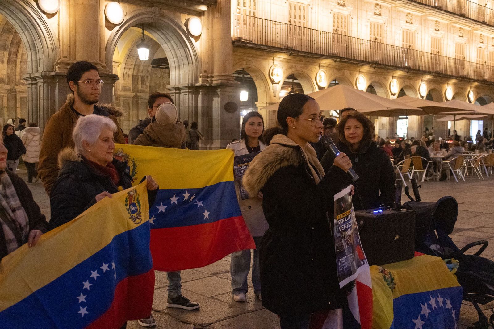 Concentración por la paz en Venezuela en la Plaza Mayor de Salamanca.