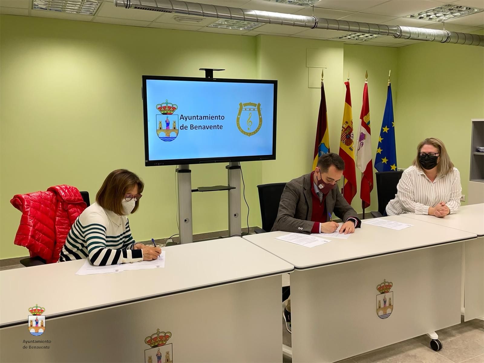 Firma del convenio con la Coral Benaventana