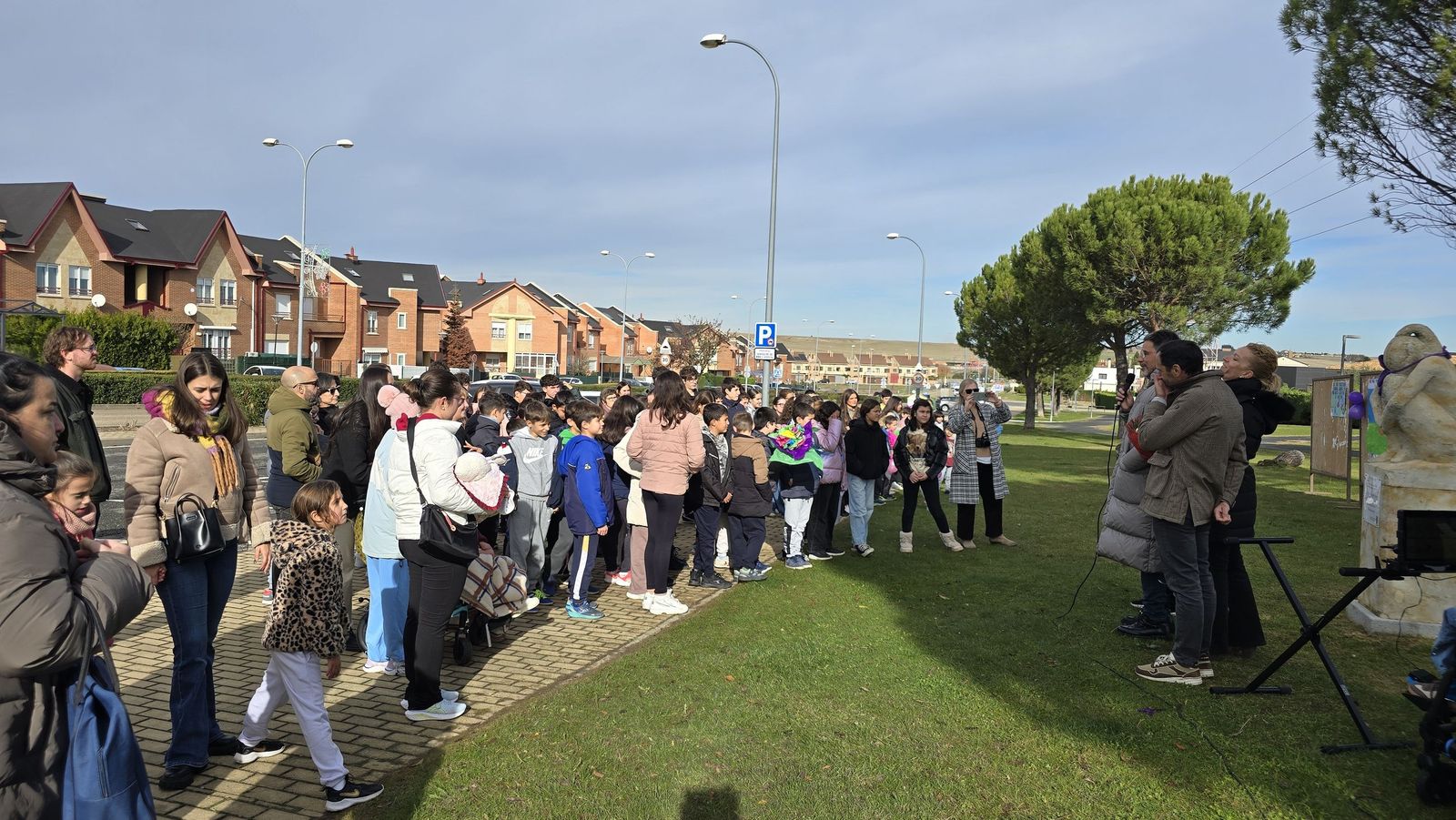 Ofrenda floral y lectura del manifiesto institucional por el Día Contra la Violencia de Género