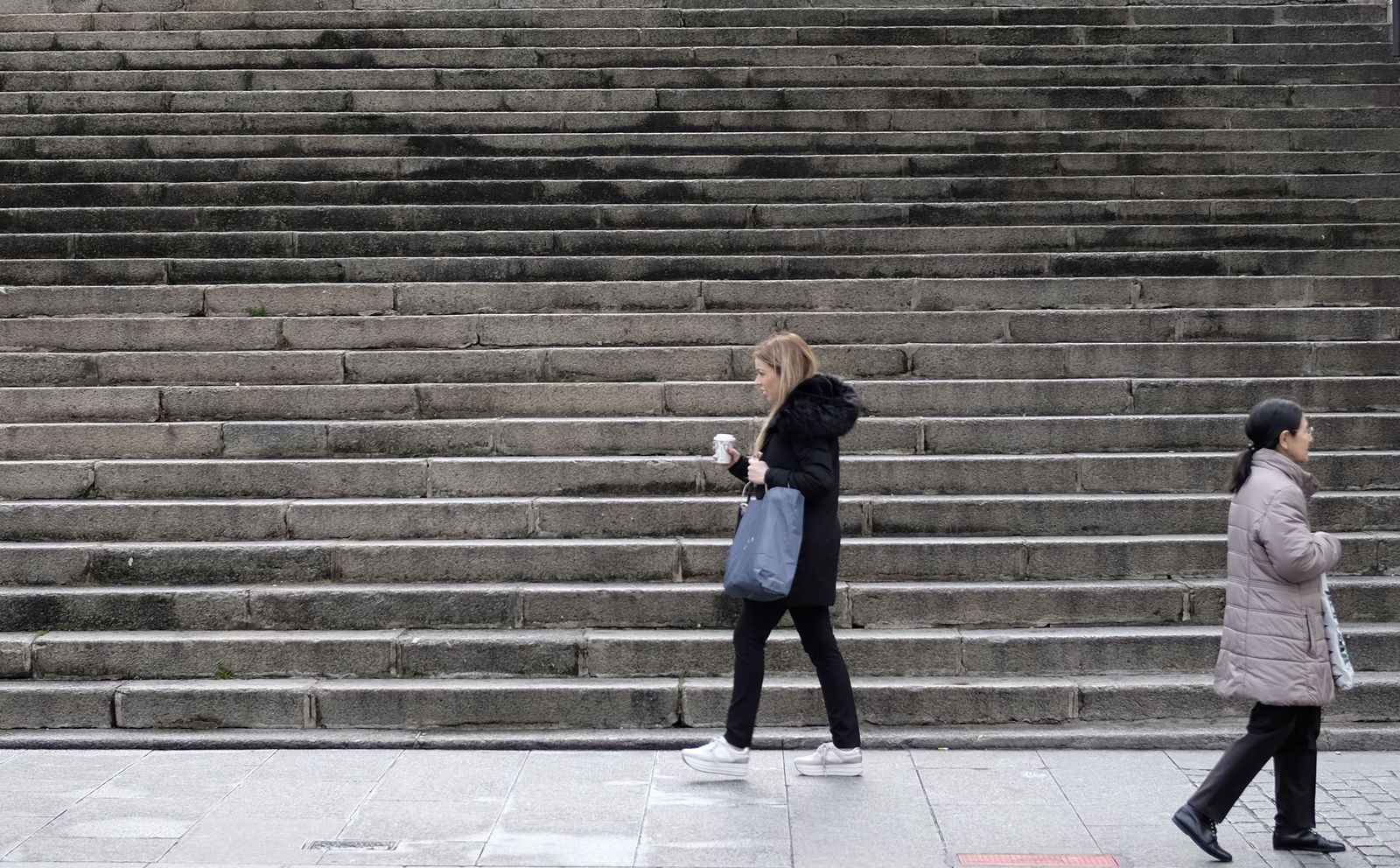 Una joven camina por Gran Vía | Imagen previa a la pandemia