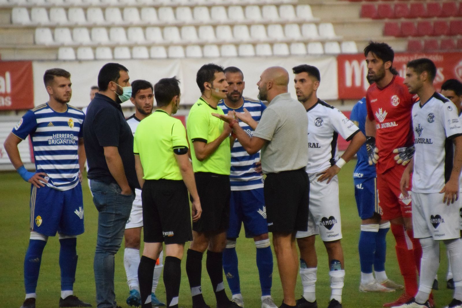 Movilla dialoga con el colegiado en el centro del campo