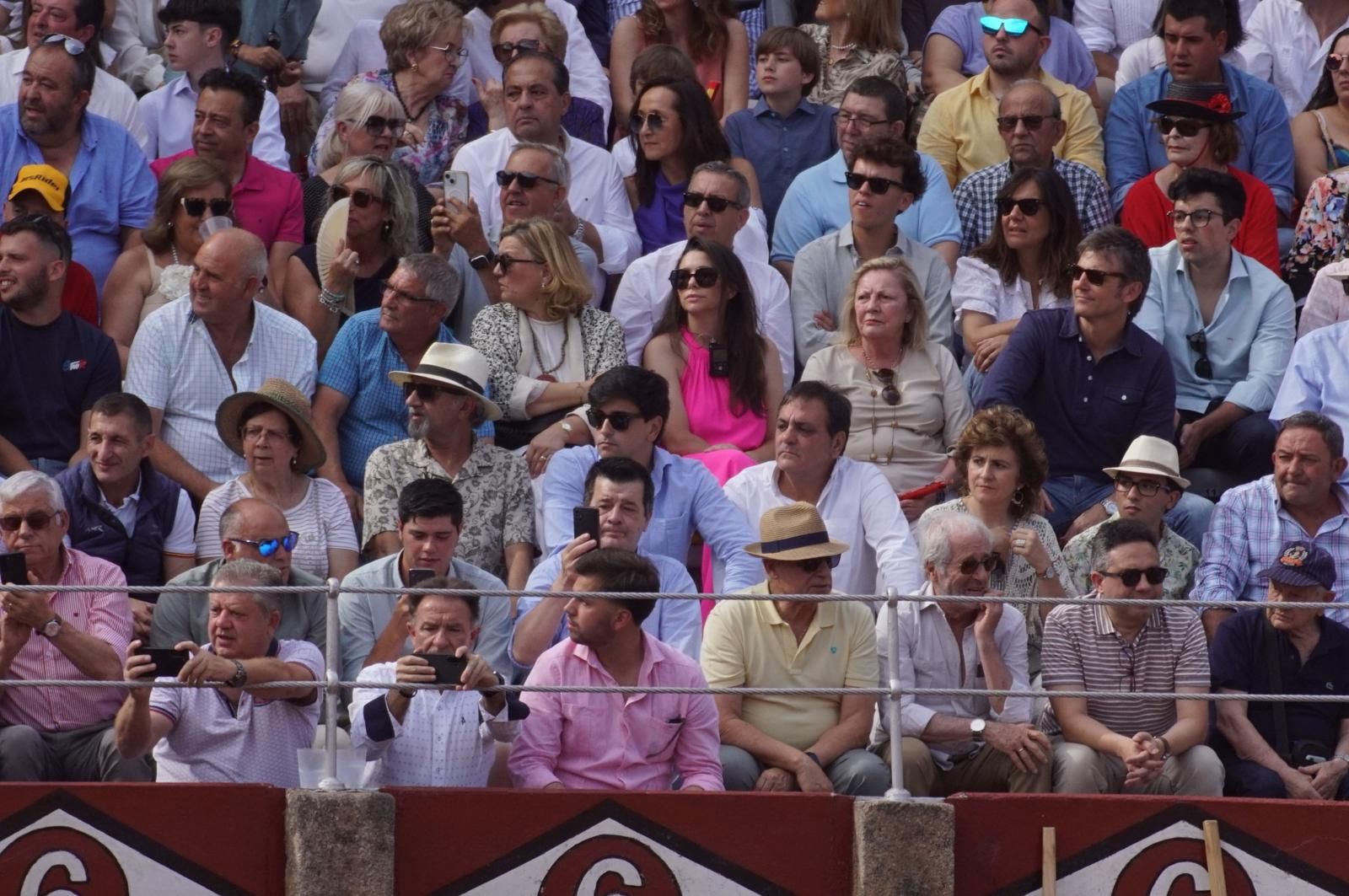 Ambiente en los tendidos para ver el mano a mano de Morante y Marco Pérez en La Glorieta por San Juan de Sahagún