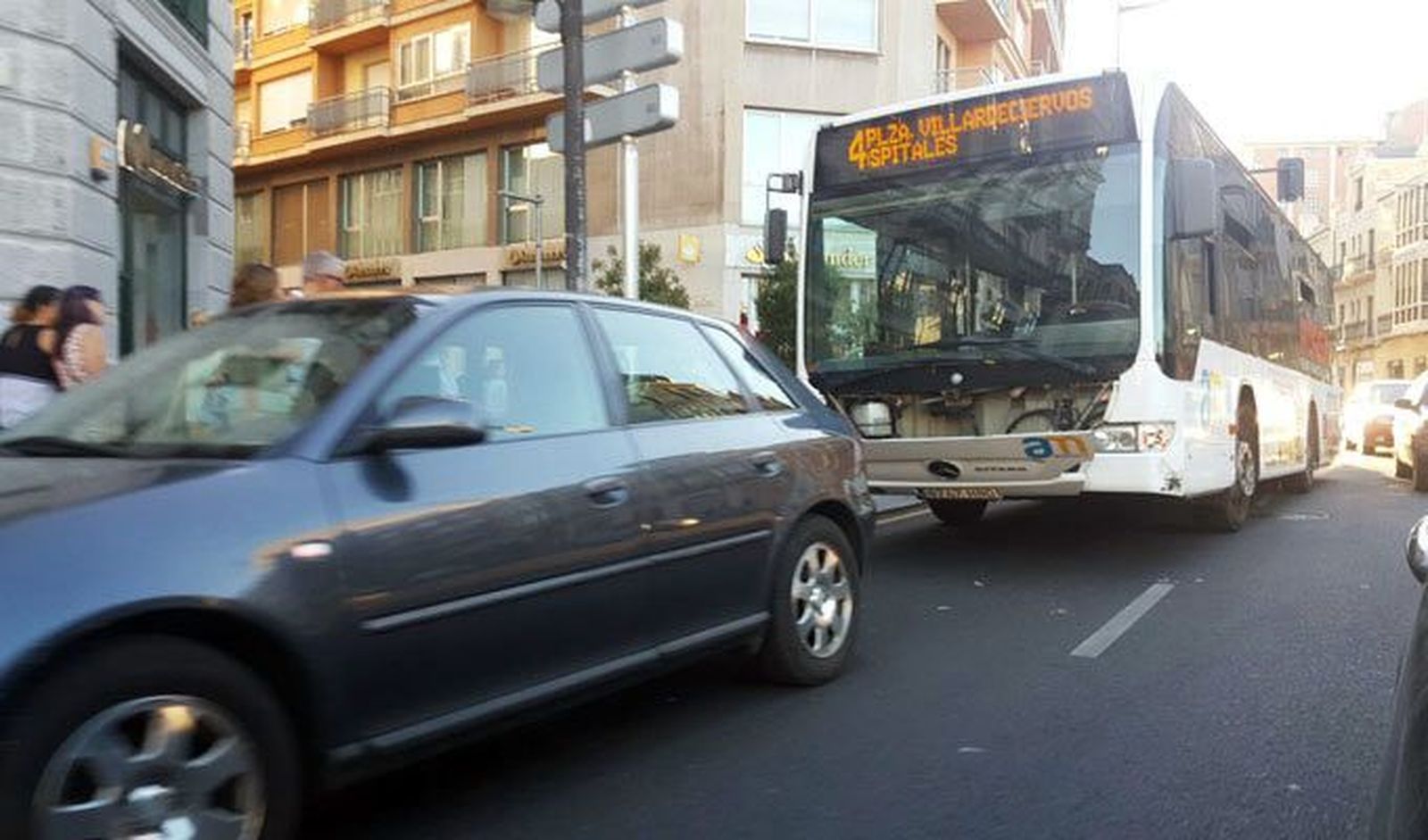 Herida una nonagenaria en una colisión por alcance entre un turismo y un autobús urbano