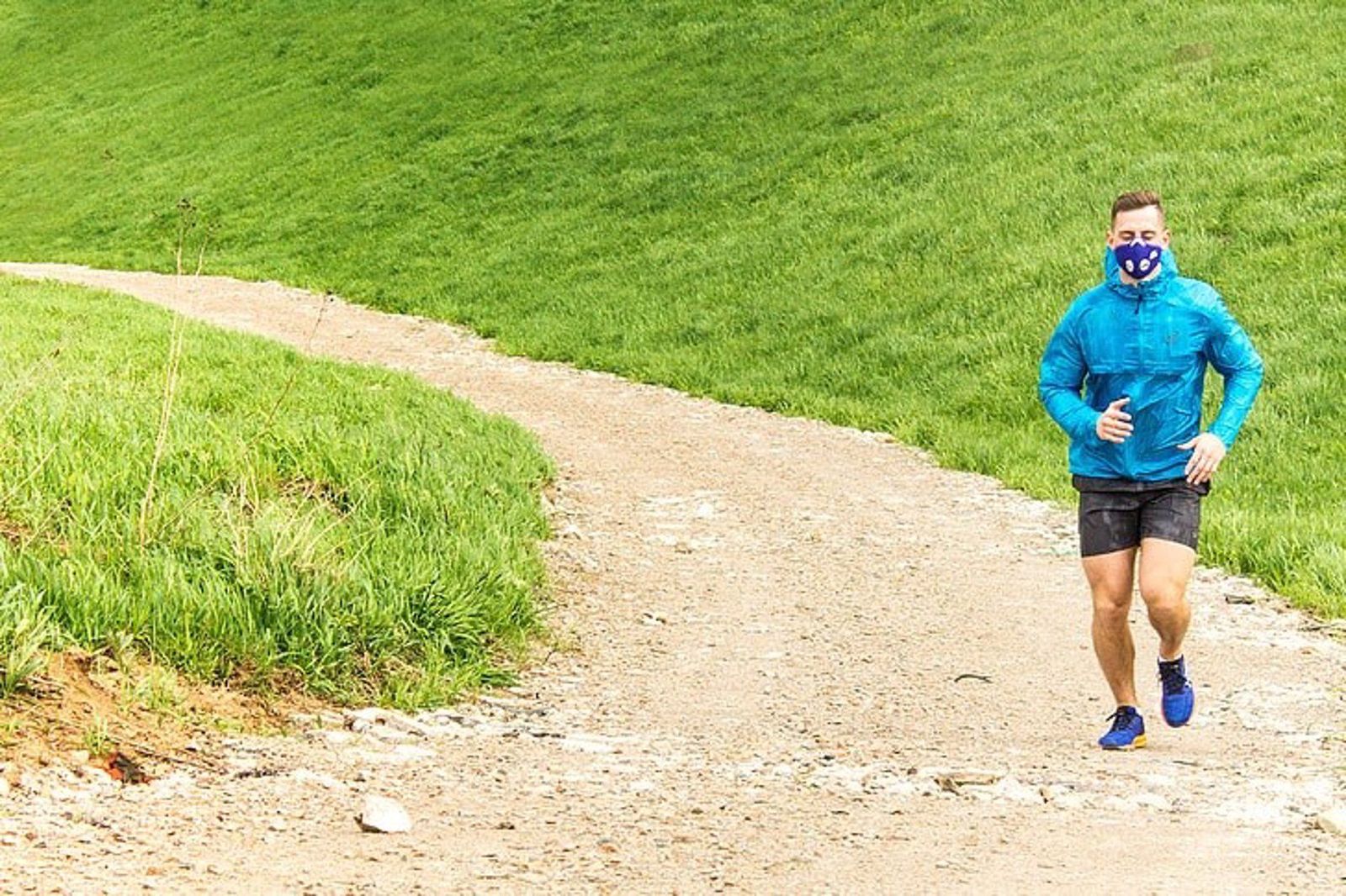 Un hombre realiza ejercicio. | EP Un hombre realiza ejercicio. | EP