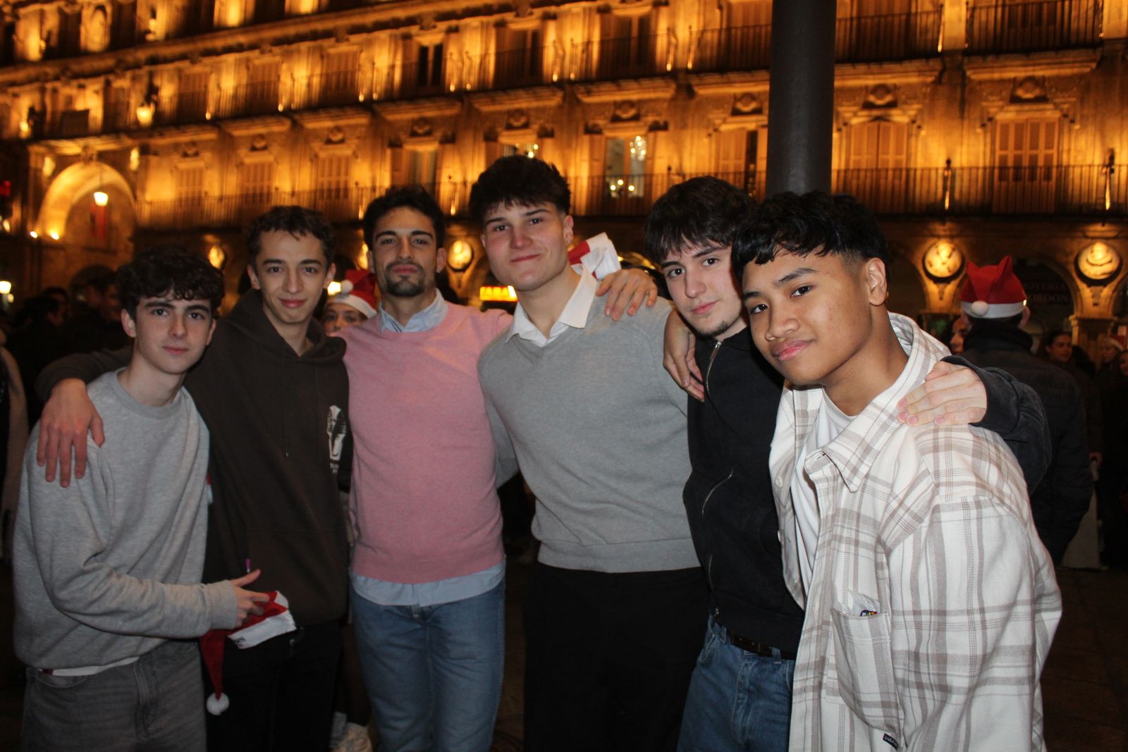 Miles de personas disfrutan de las campanadas y la fiesta del Fin de Año Universitario