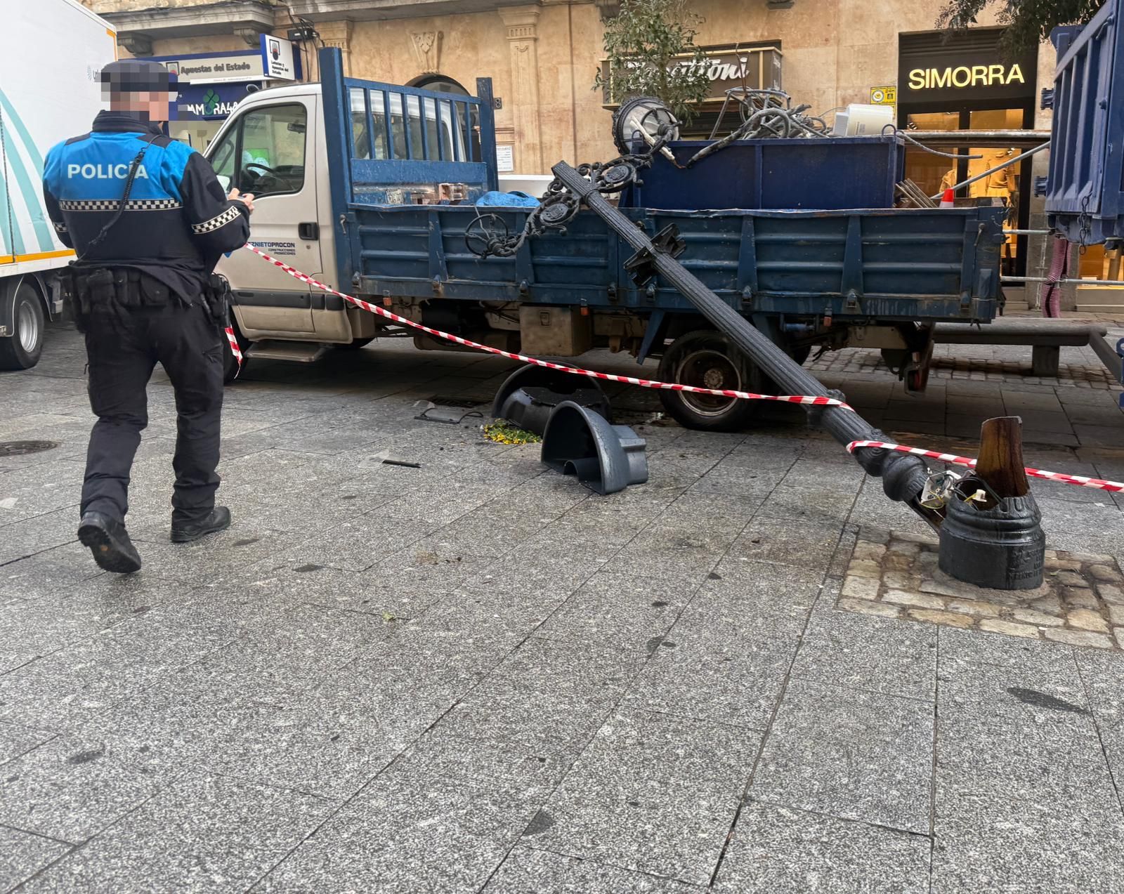 Un camión derriba una farola en la calleZamora