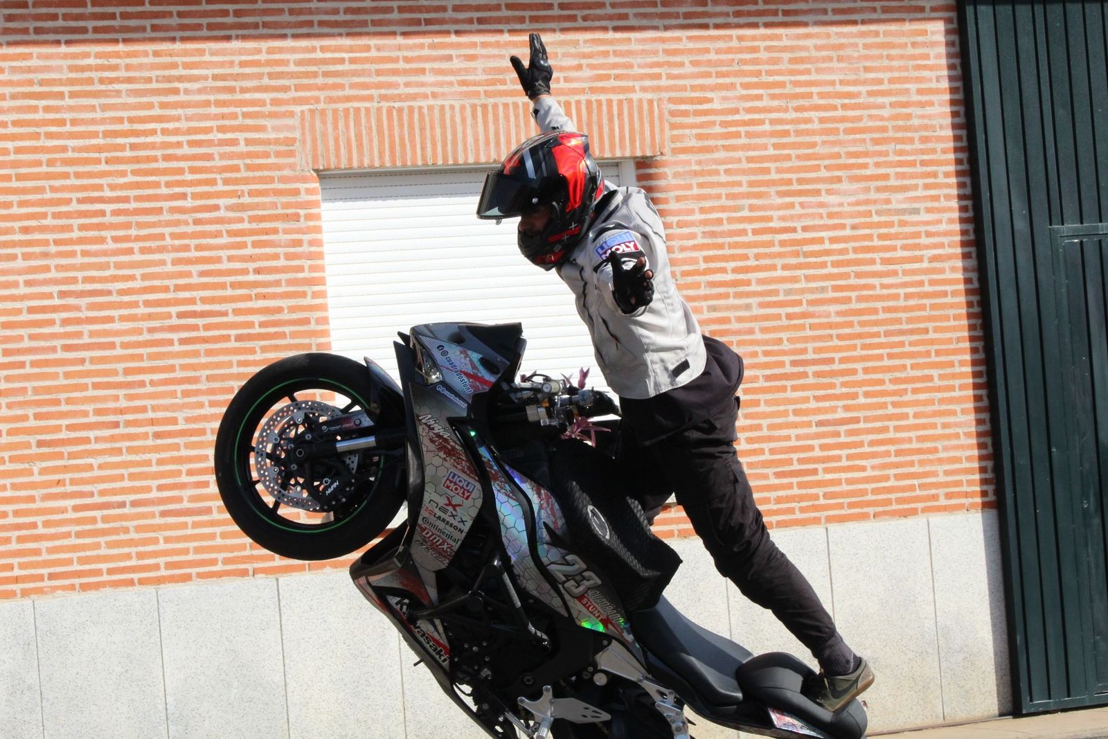 Calvarrasa abajo. Show motero con Cuadrado Scrunt.