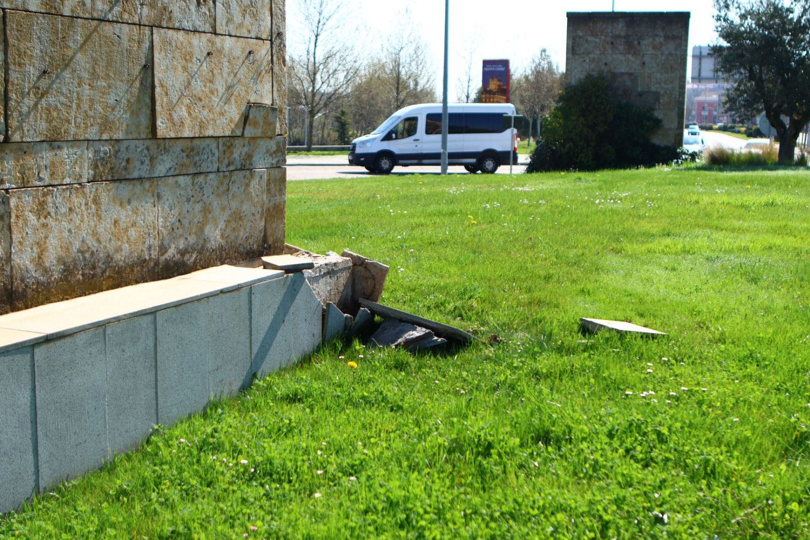 Una barredora se sale de la vía y termina chocando en la glorieta de la Charrería