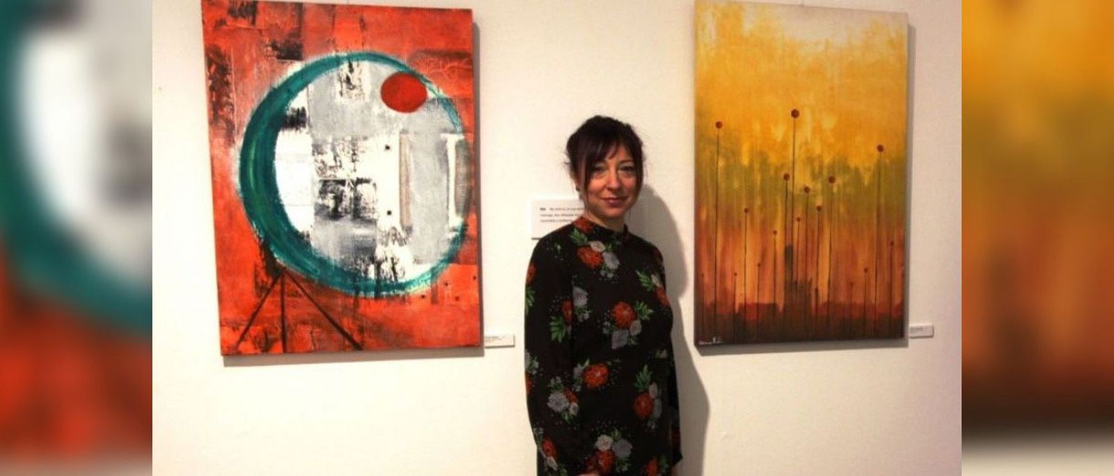 Carmen Ratón junto a algunas de sus obras. Archivo