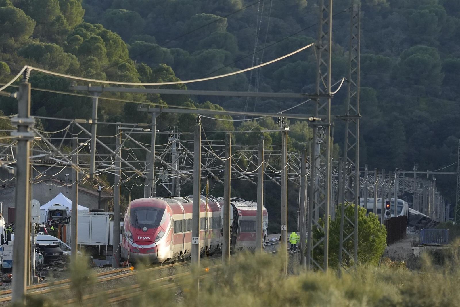 Imagen de la zona del accidente ferroviario con los convoyes de trenes siniestrados donde han comenzado los trabajos de recuperación de los mismos. A 19 de enero de 2026, en Adamuz, Córdoba (Andalucía, España). - Joaquin Corchero - Europa Press