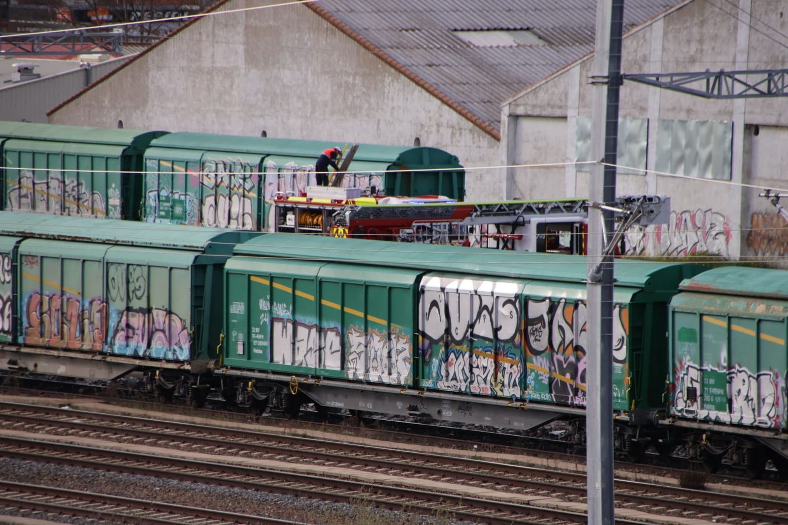 Movilización de los bomberos de Salamanca, la Policía Local y Nacional por un incendio en la Terminal de Renfe de Tejares