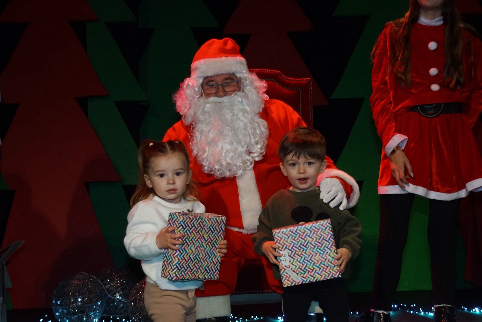Papá Noel recorre las calles de Alba de Tormes y entrega regalos a los niños