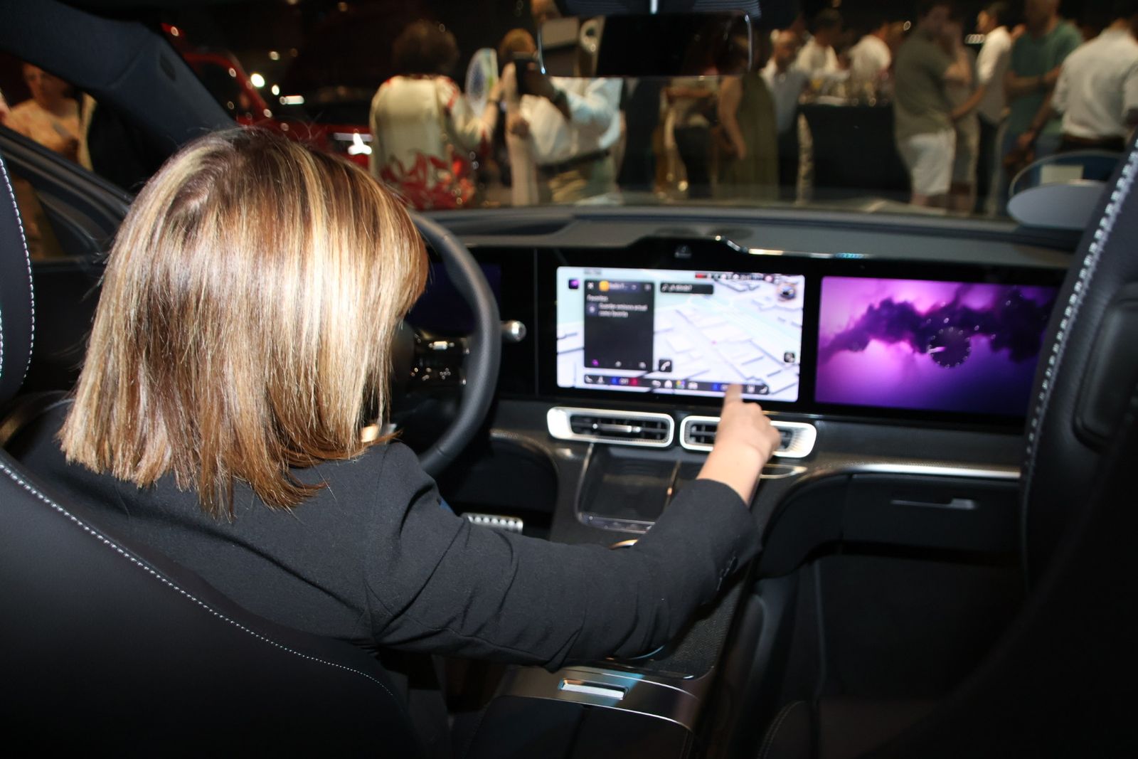 Presentación dos coches en la mercedes