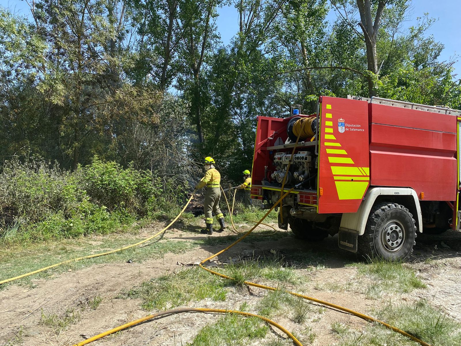 Los bomberos sofocan un incendio entre el puente del Pradillo y La Fontana