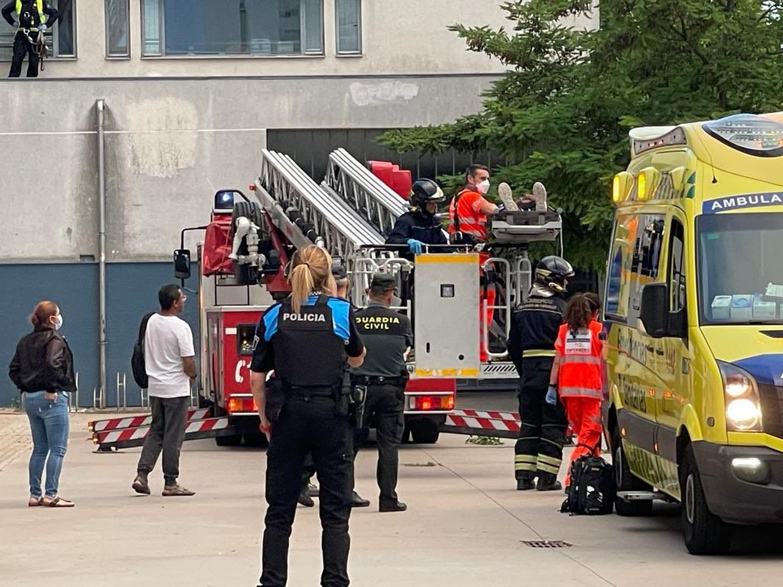 Rescatado un menor herido tras sufrir una caída en la cubierta del polideportivo de Laguna de Duero. ICAL Rescatado un menor herido tras sufrir una caída en la cubierta del polideportivo de Laguna de Duero. ICAL