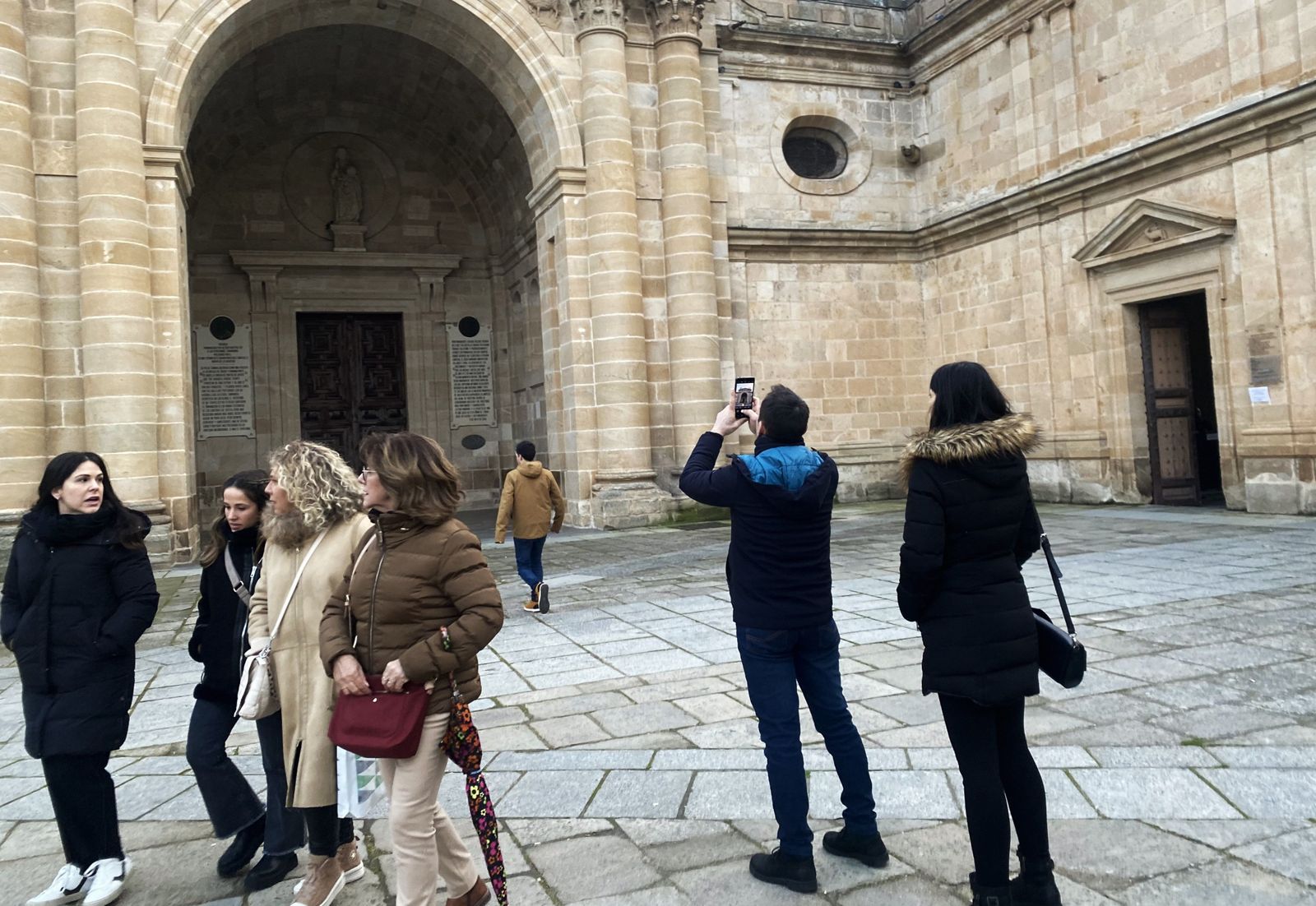 Turistas en la Catedral de Zamora.
