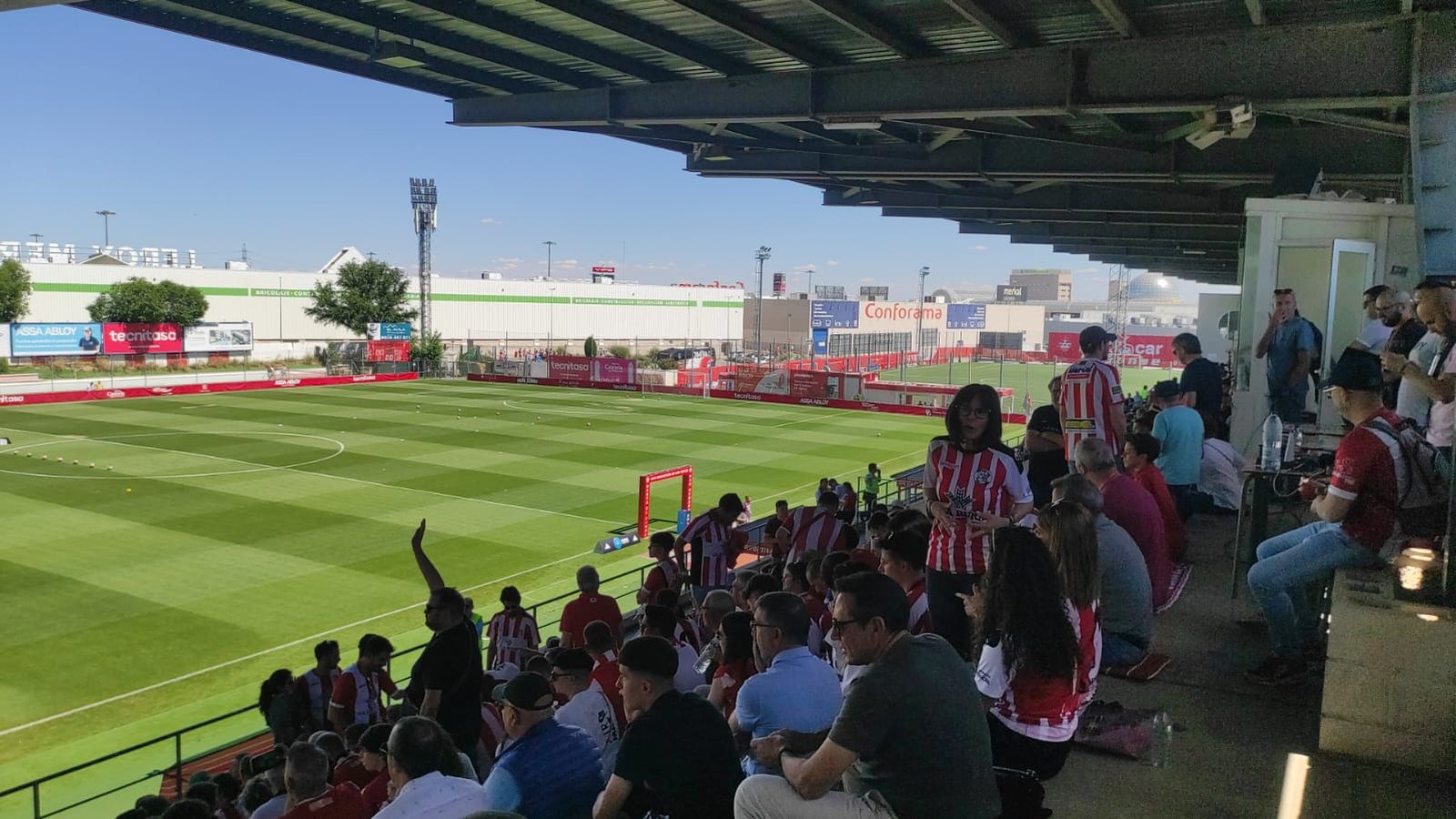Aficionados del Zamora CF en las gradas de Matapiñonera.