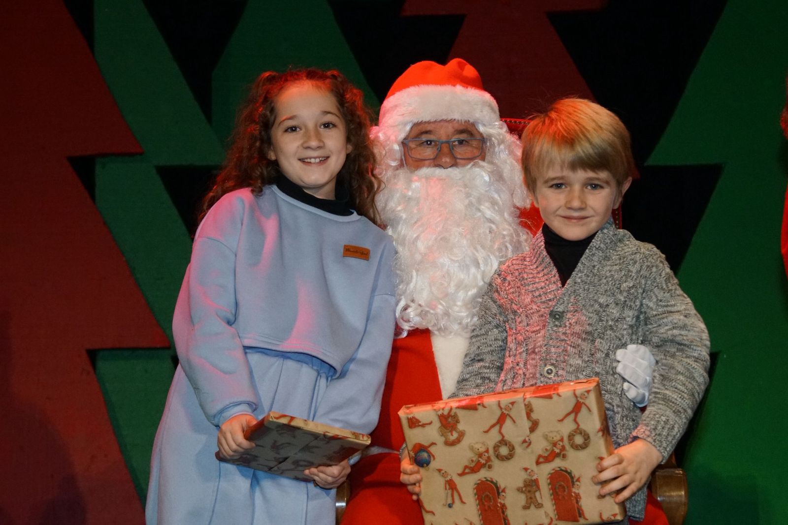 Papá Noel recorre las calles de Alba de Tormes y entrega regalos a los niños