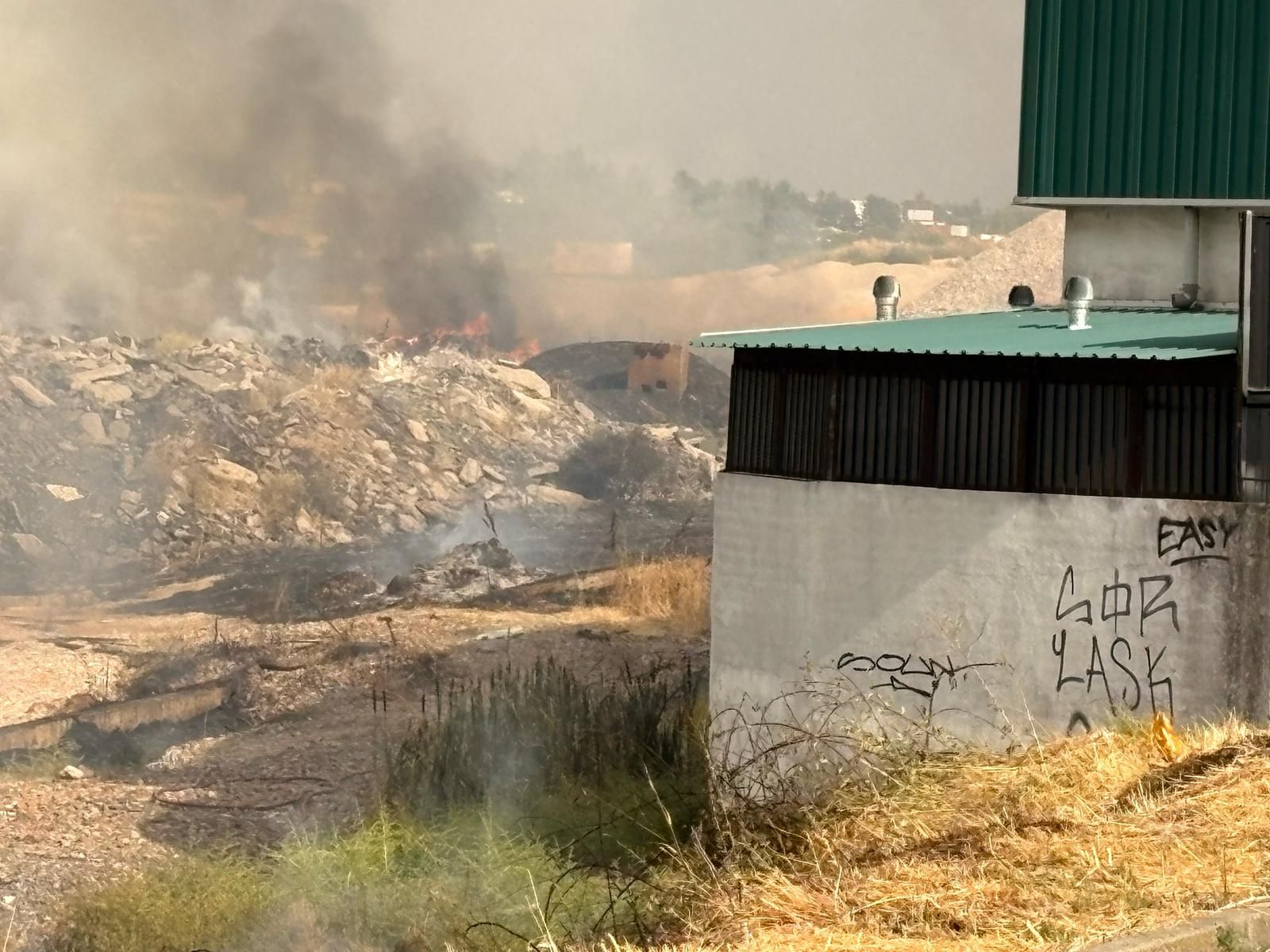 Los bomberos sofocan un gran incendio en el Polígono Industrial de Los Montalvos