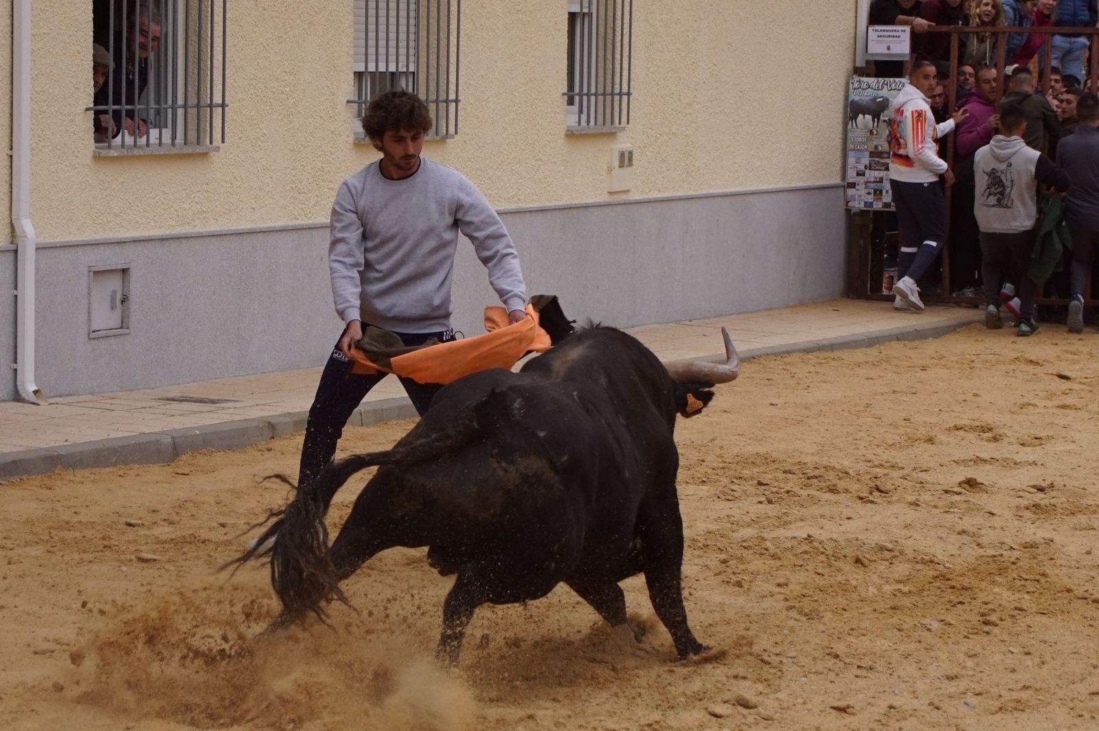 ambiente-y-participacion-durante-el-toro-del-voto-en-villoria-suelta-de-dos-toros-del-cajon-foto-juanes-27