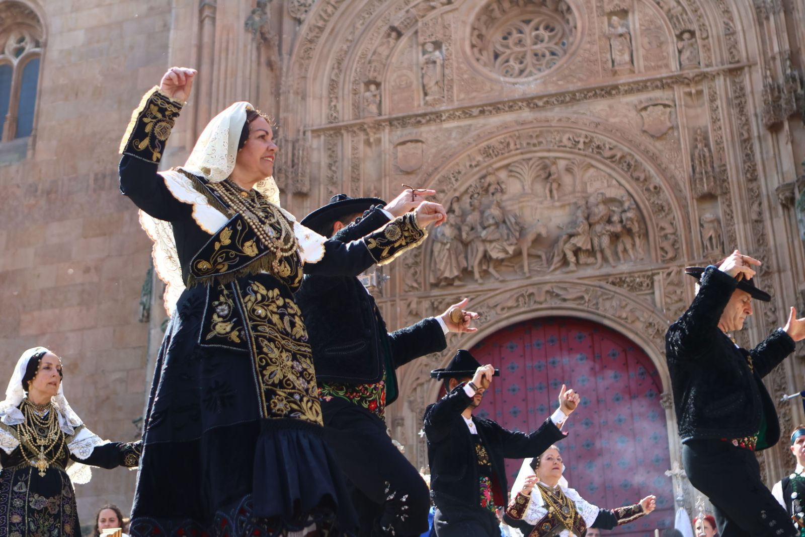 Procesión del encuentro de Nuestra Señora de la Alegría y Jesús Resucitado en el Domingo de Resurrección en Salamanca