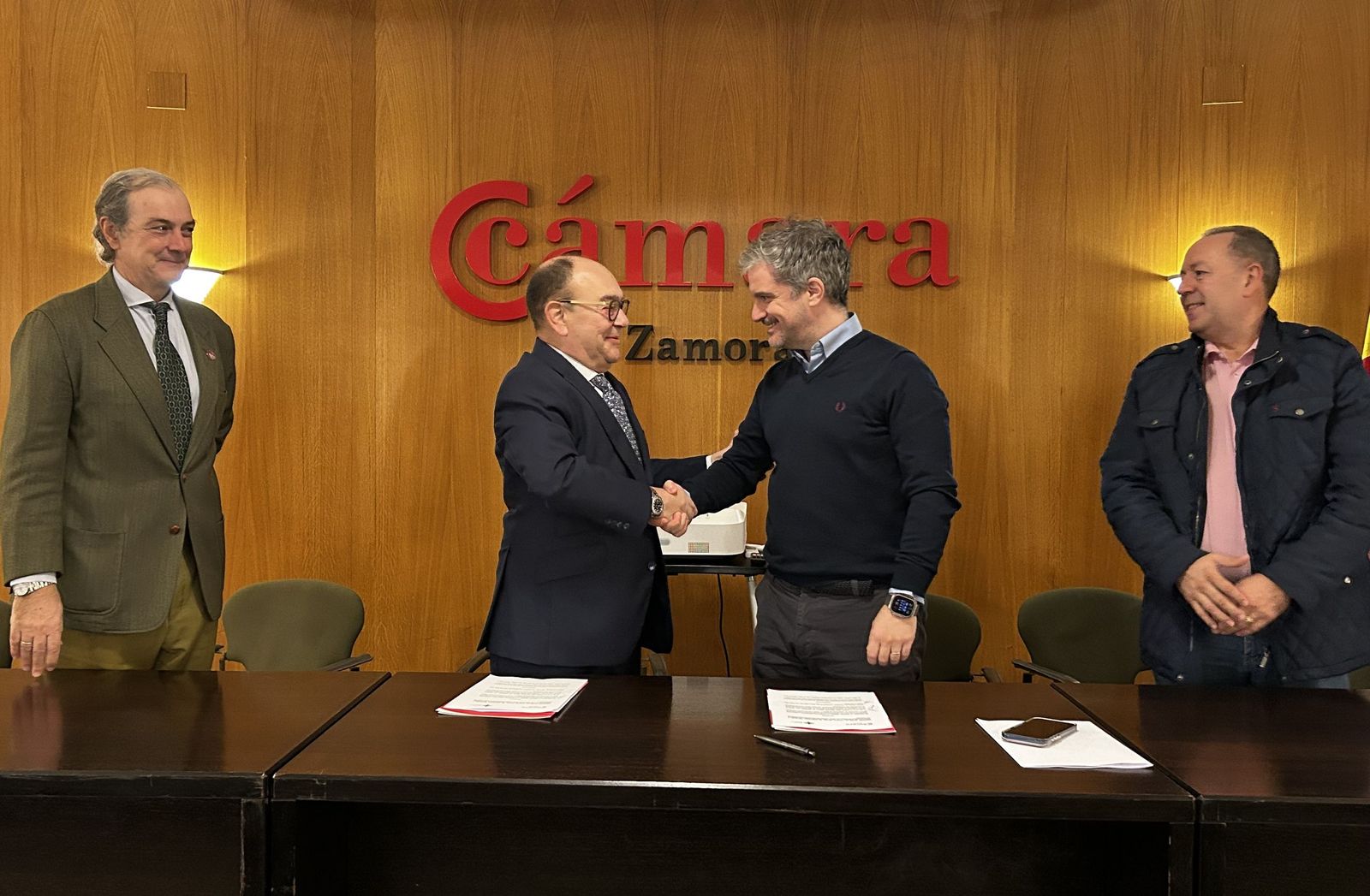 Enrique Oliveira, presidente de la Cámara e Israel López, presidente de la Junta Pro Semana Santa