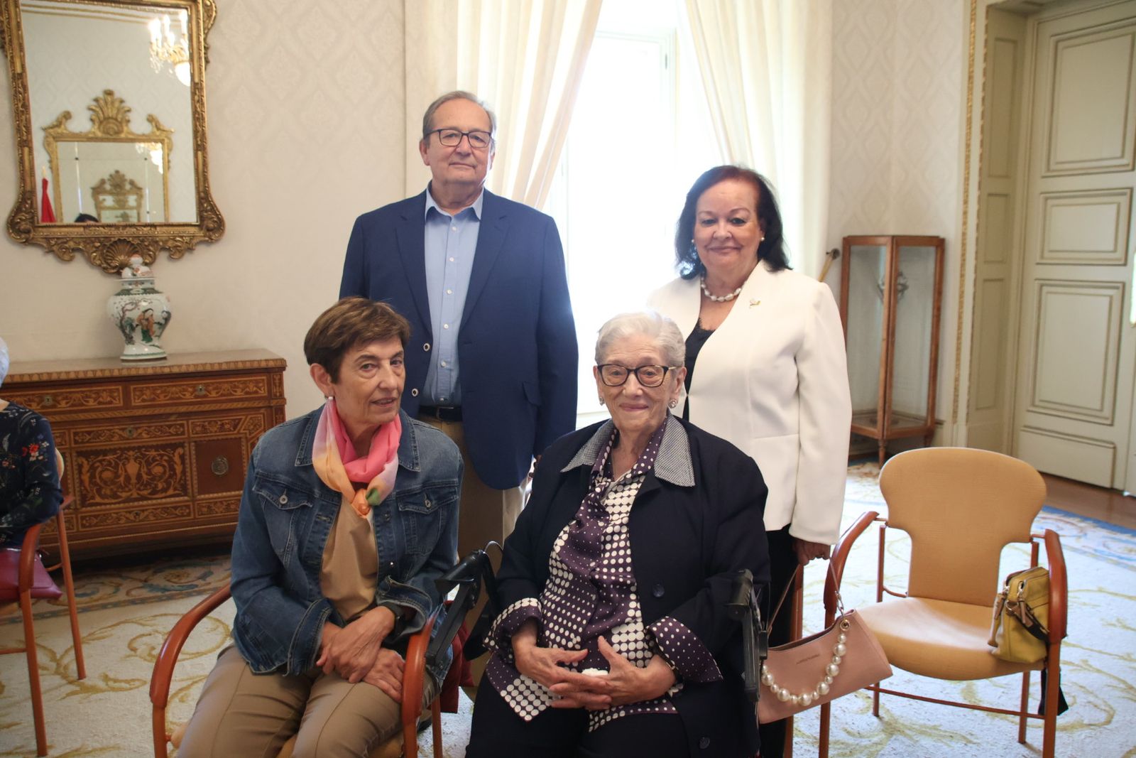 El alcalde de Salamanca, Carlos García Carbayo, preside el homenaje a personas centenarias de la ciudad
