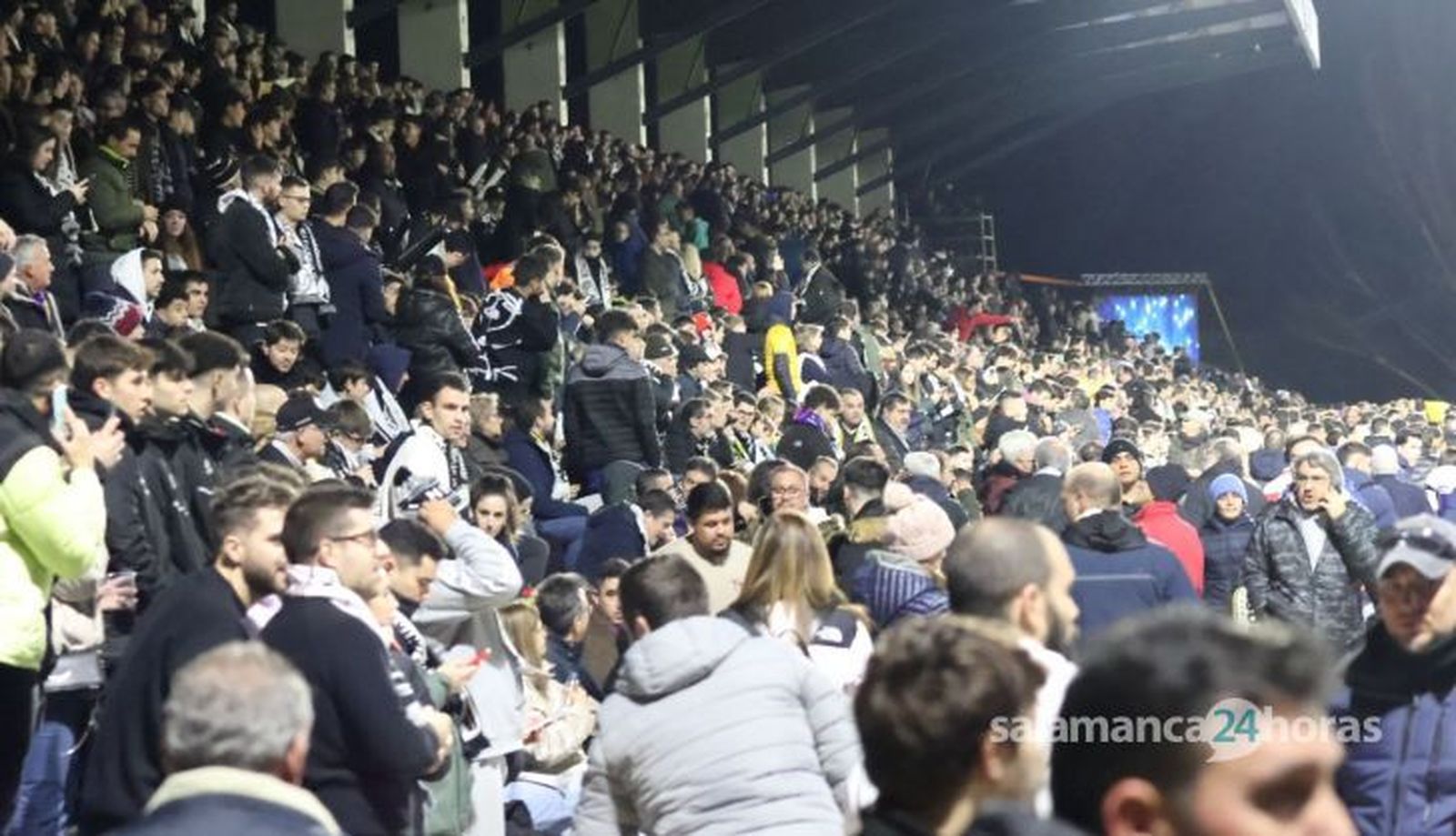 Aficionados de Unionistas ante el Barcelona | FOTO SALAMANCA24HORAS.COM