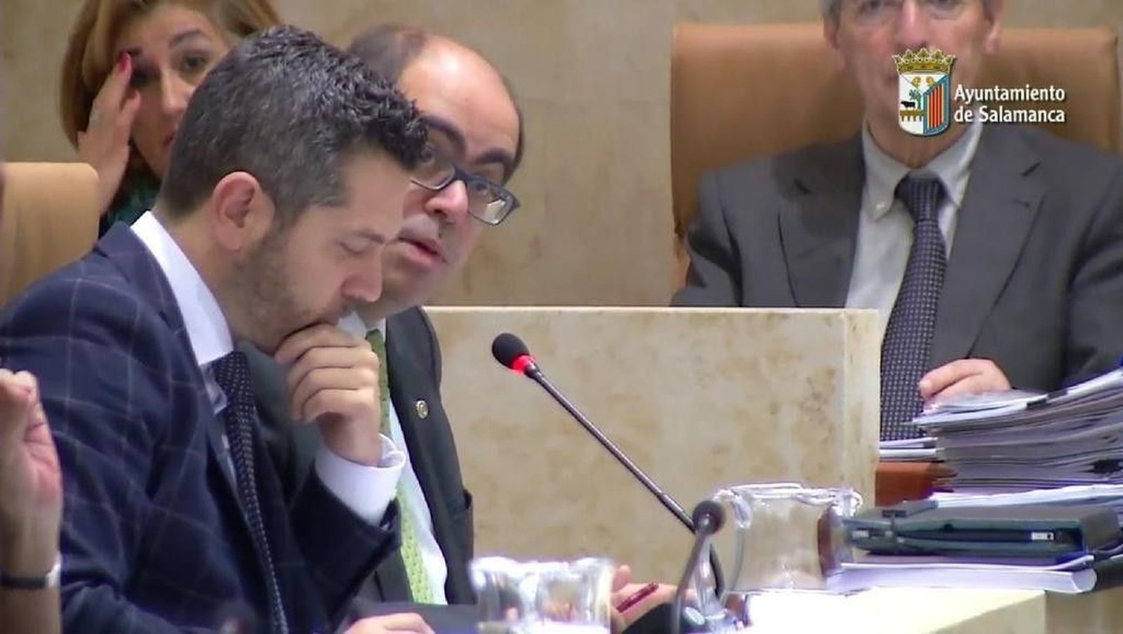 Sale adelante una moción, con la abstención del PP, para retirar el medallón de Franco de la Plaza Mayor