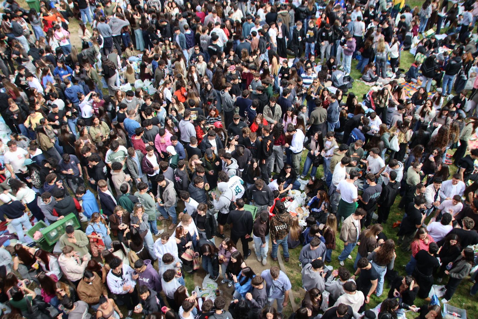 Un multitudinario Lunes de Aguas en Salamanca llena la ribera del Tormes