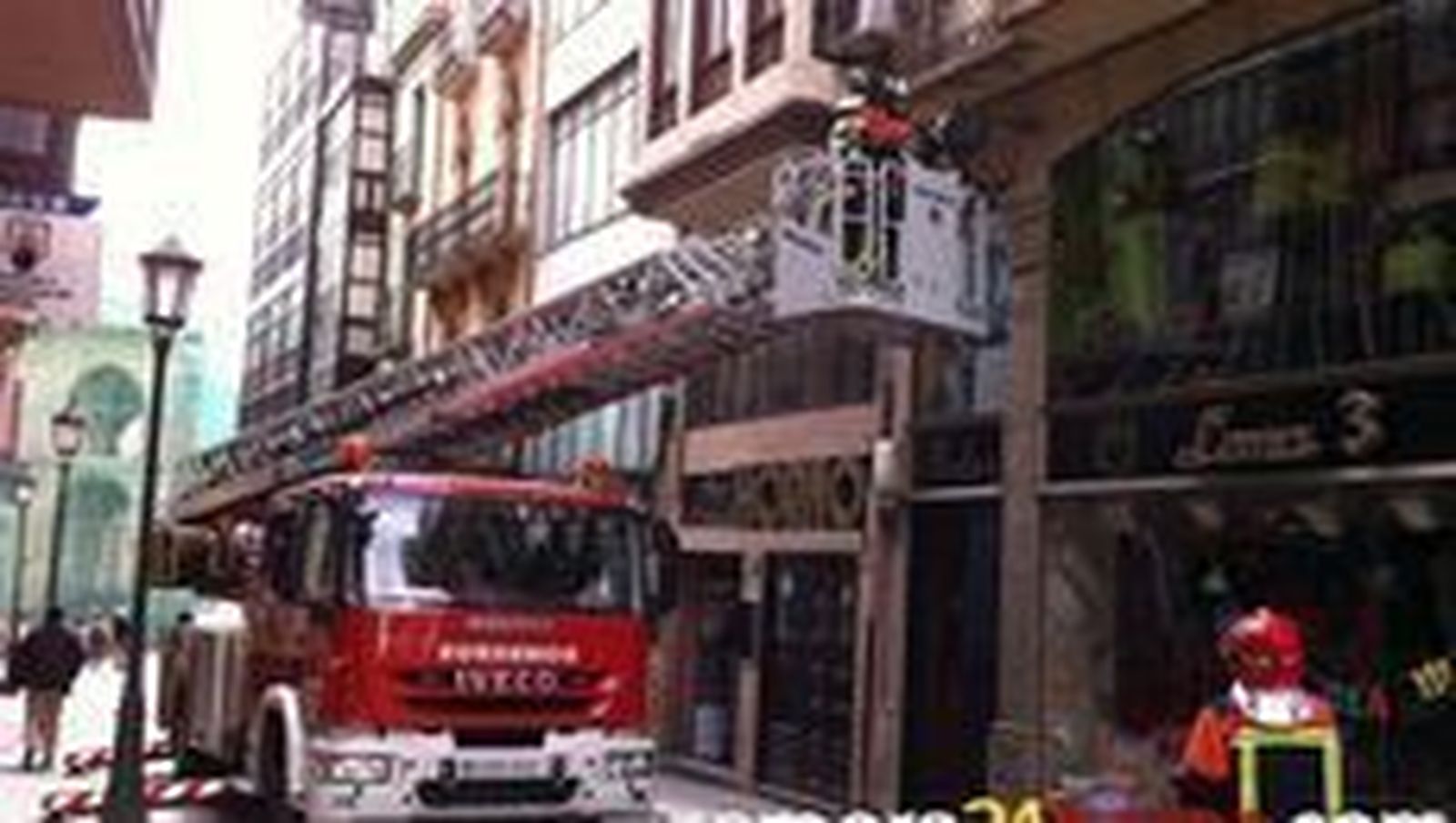 Los bomberos comprueban una fachada de la calle Renova para evitar posibles desprendimientos