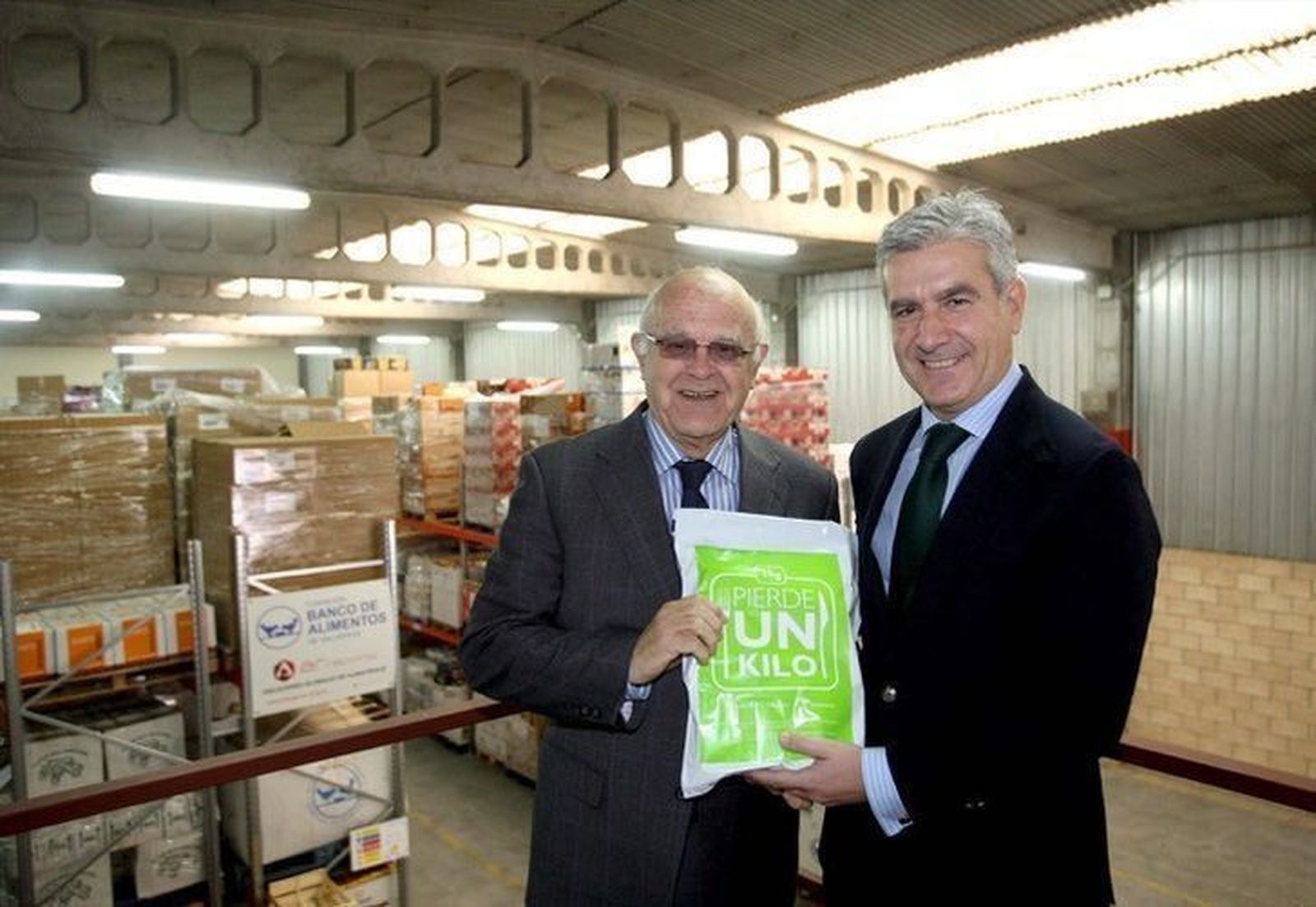 Los empleados de Caja España-Duero entregan 4 toneladas de comida al Banco de Alimentos