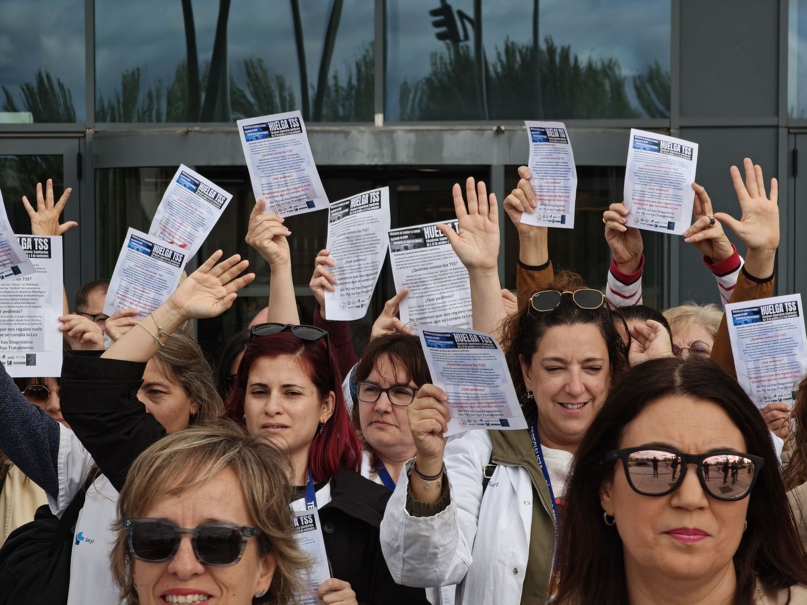 Los técnicos superiores sanitarios protestan a las puertas del hospital de Salamanca