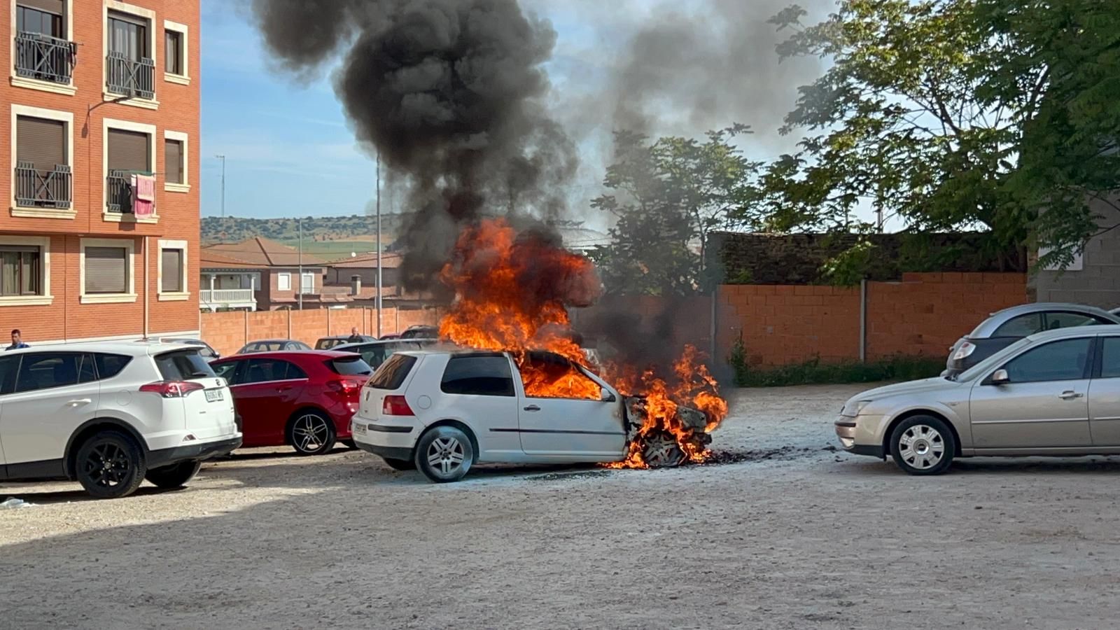Incendio de un coche en Alba de Tormes