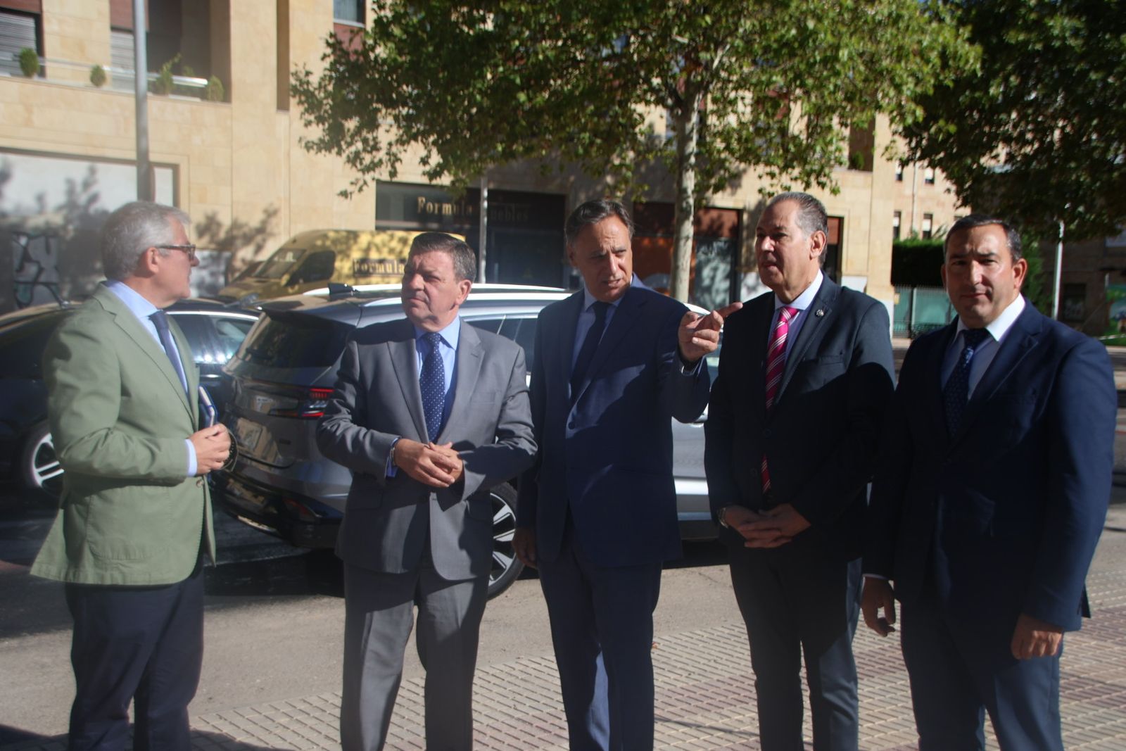 El consejero de la Presidencia, Luis Miguel González Gago, junto a Carbayo visitan las instalaciones del nuevo aparcamiento en el Barrio de la Chinchibarra