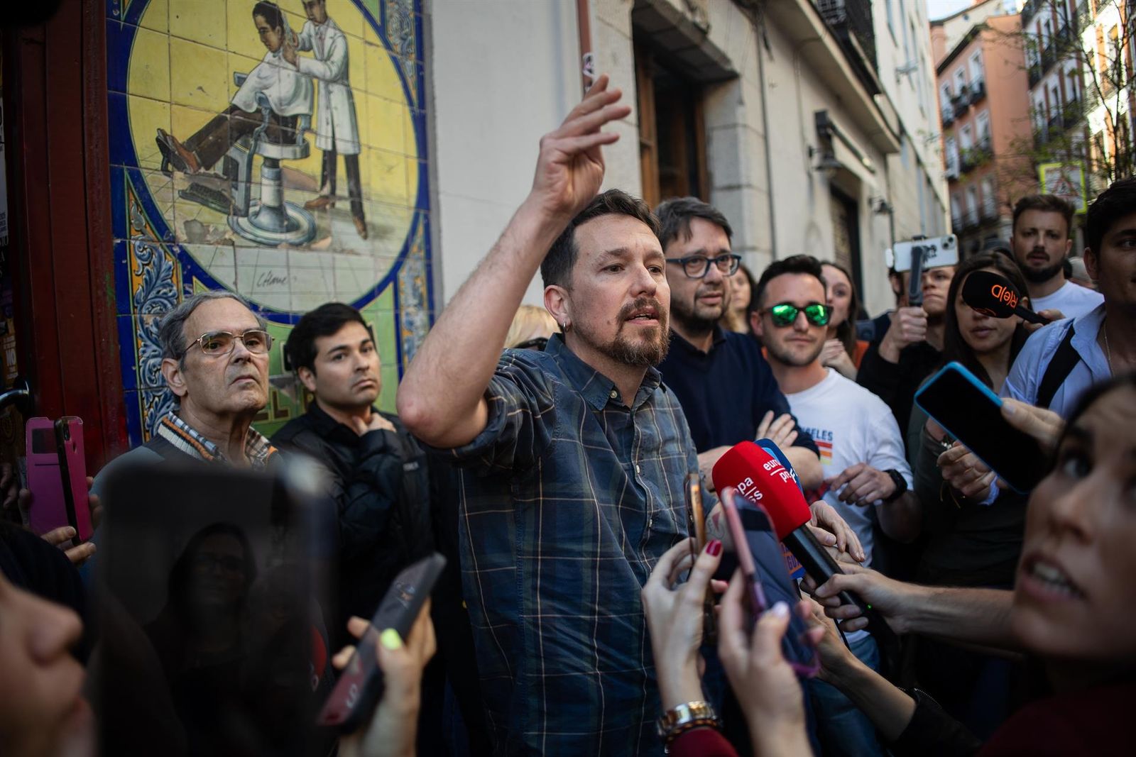 El exvicepresidente y exsecretario general de Podemos Pablo Iglesias, atiende a los medios de comunicación a su llegada a la presentación de su nuevo libro 'Enemigos íntimos', en la Taberna Garibaldi - Alejandro Martínez Vélez - Europa Press