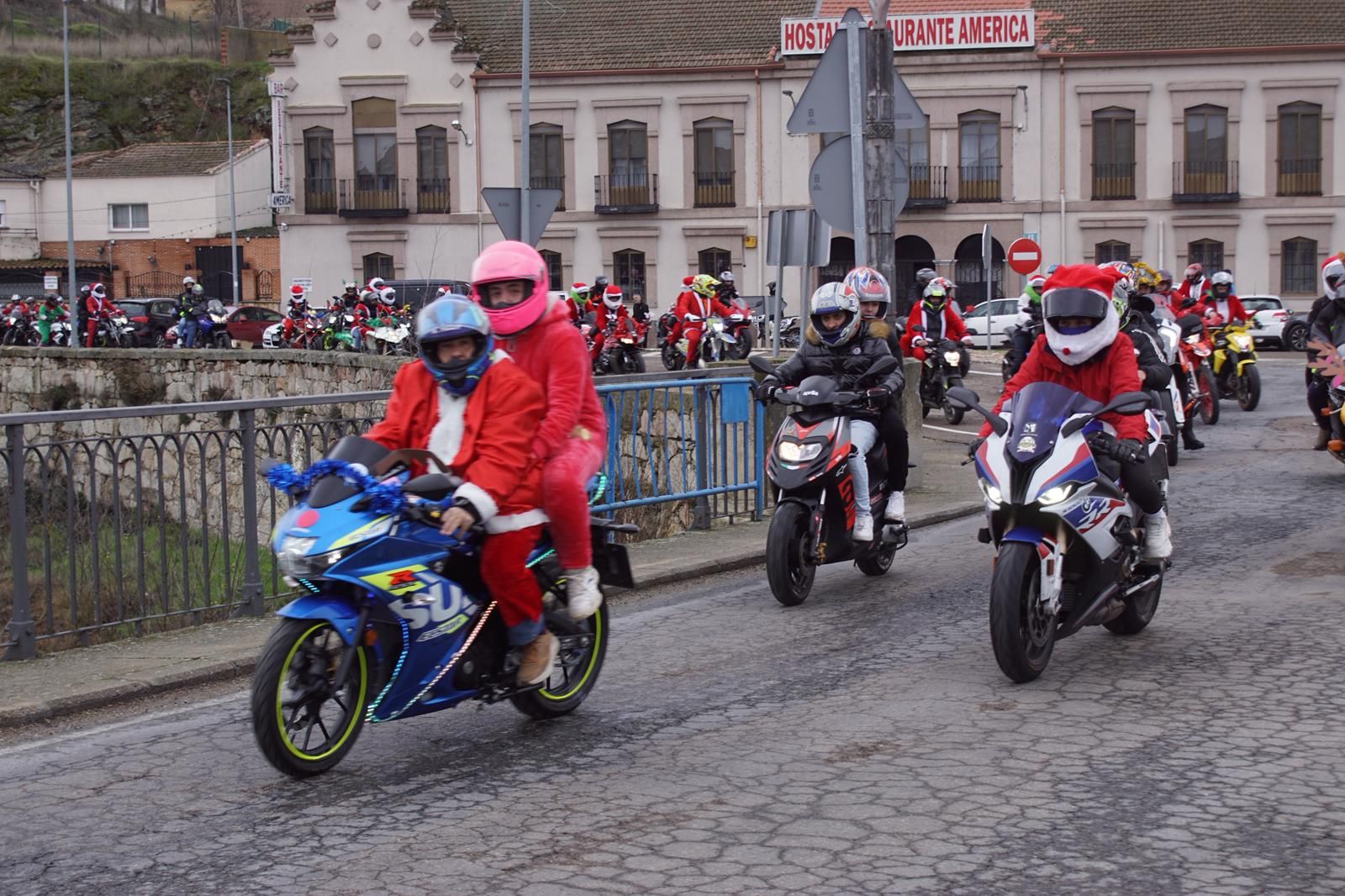 Alba de Tormes se despierta con el ruido de la 'Papanoelada motera' presidida por Papá Noel