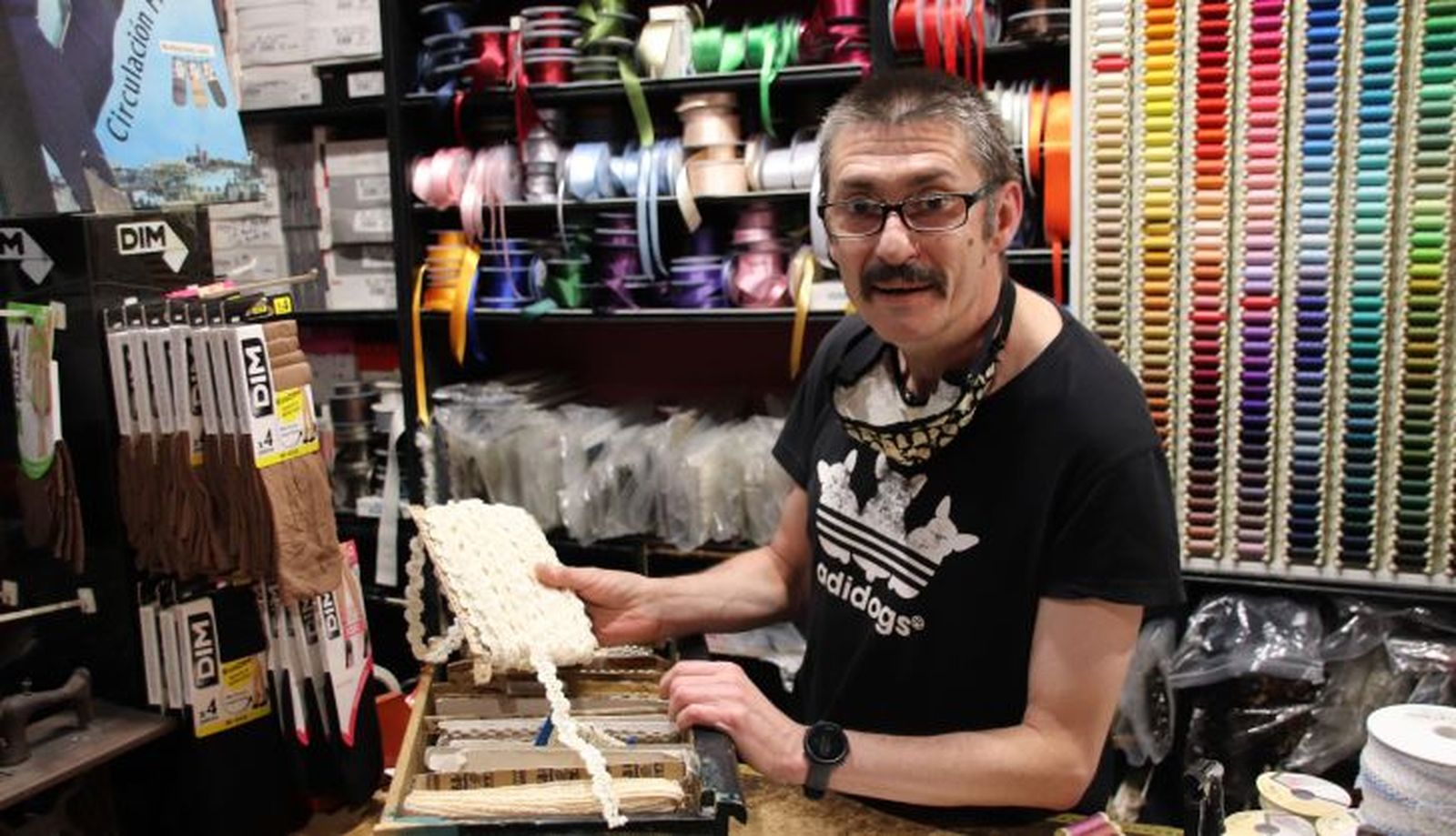 Carlos Palomo muestra uno de sus productos.