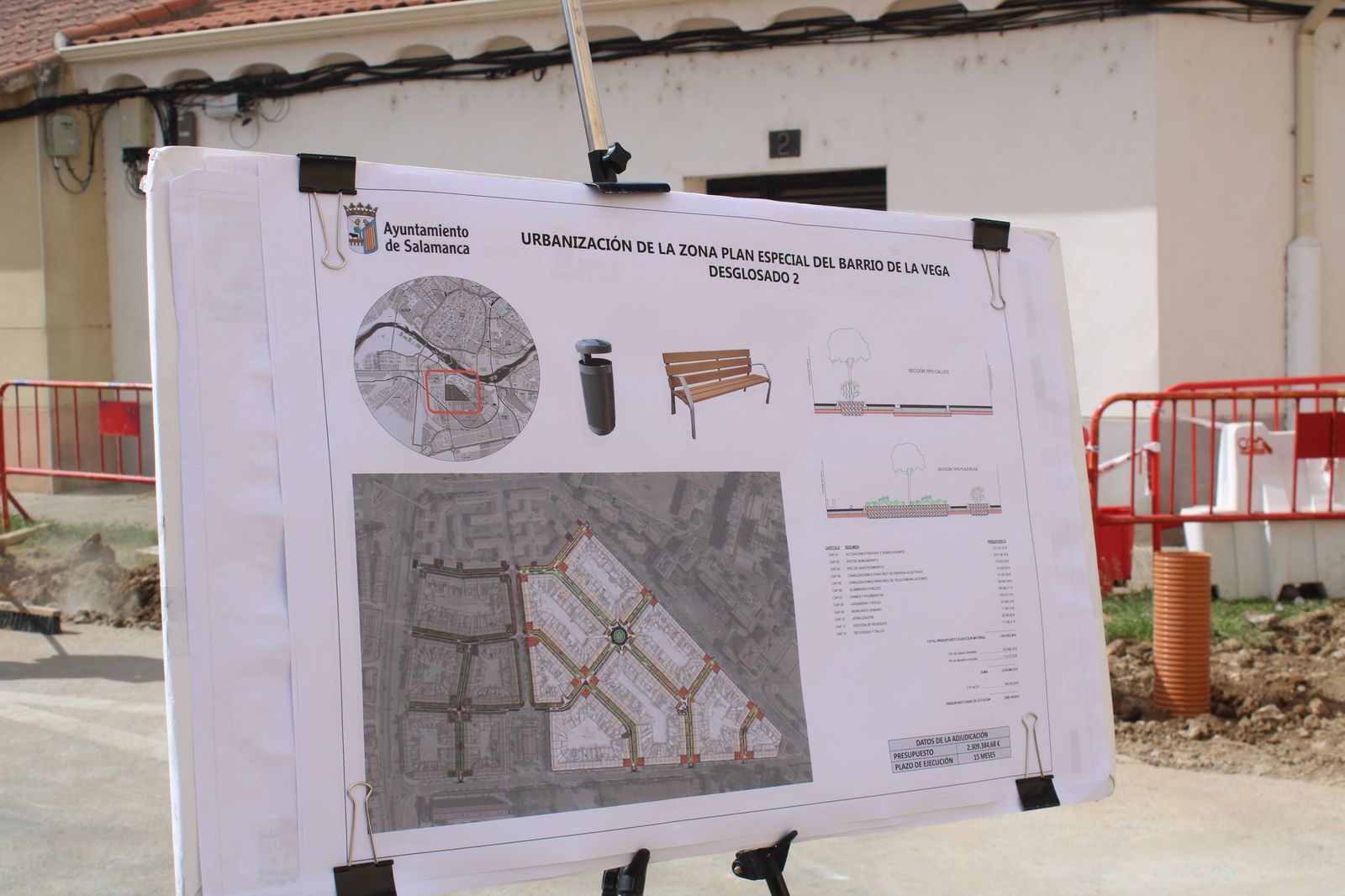 Carbayo visita las obras de la segunda fase de urbanización del barrio de La Vega