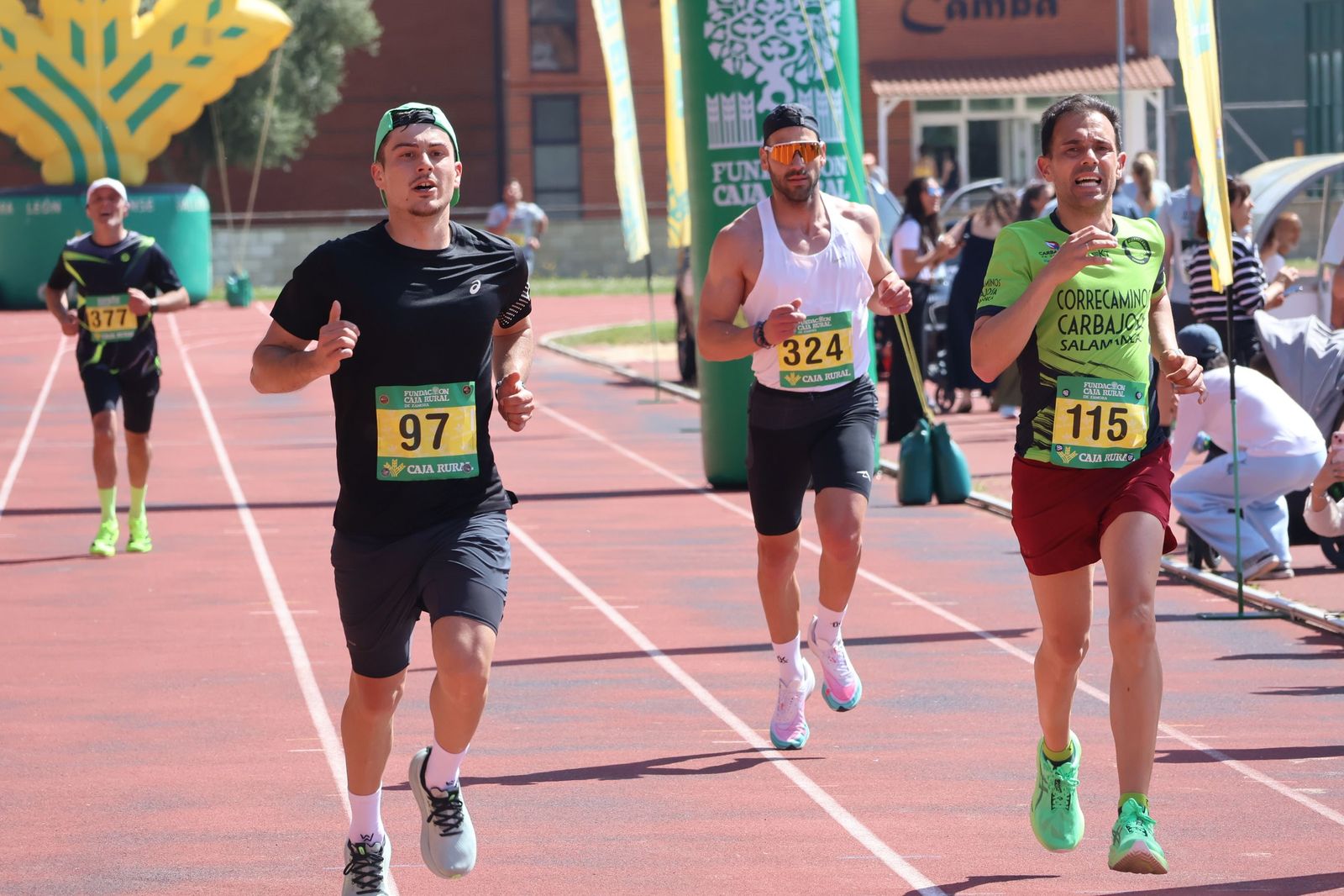 GALERÍA | Revive en imágenes la llegada a meta de los atletas en la Media Maratón de Zamora