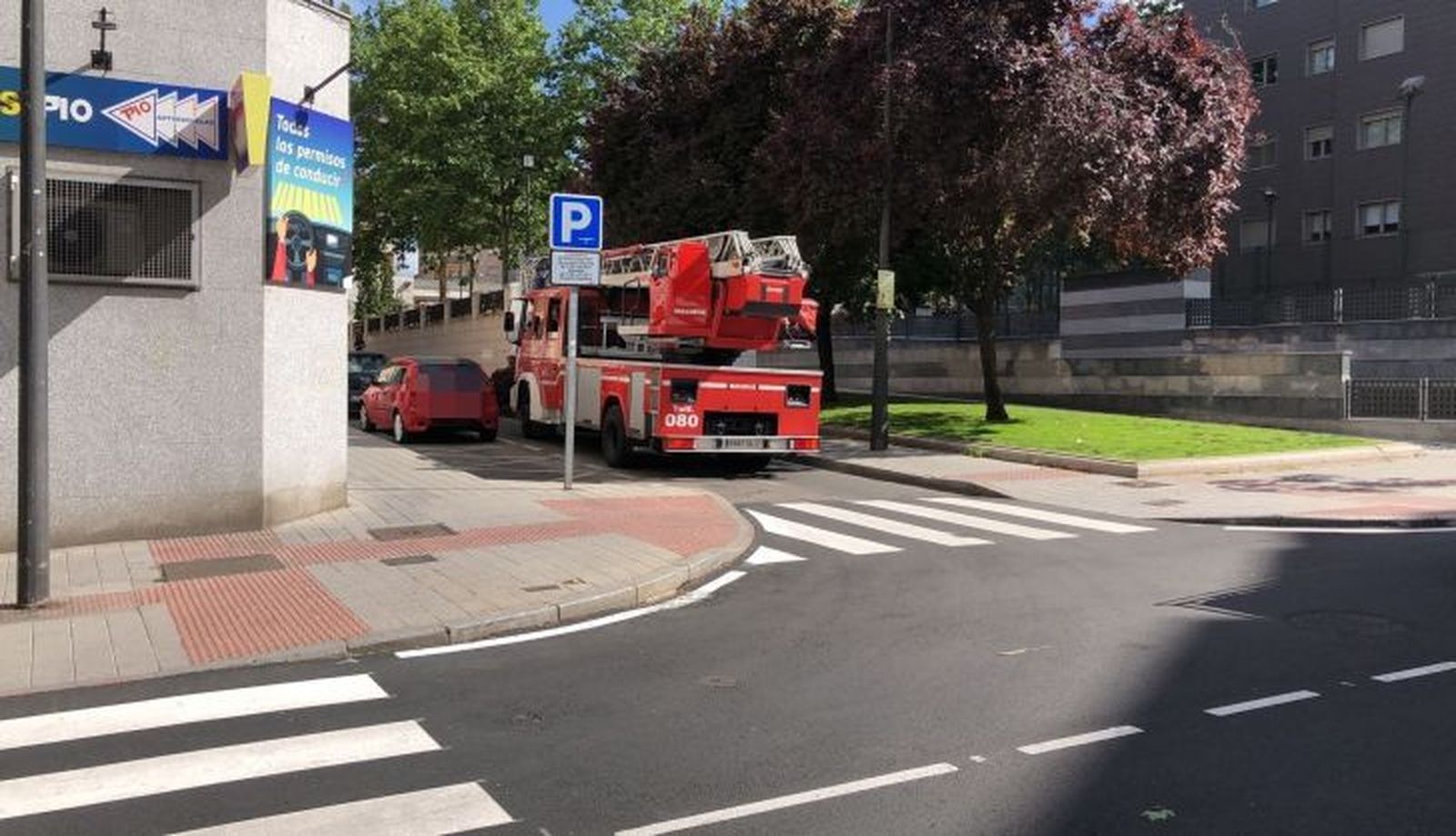 Bomberos en calle Ecuador