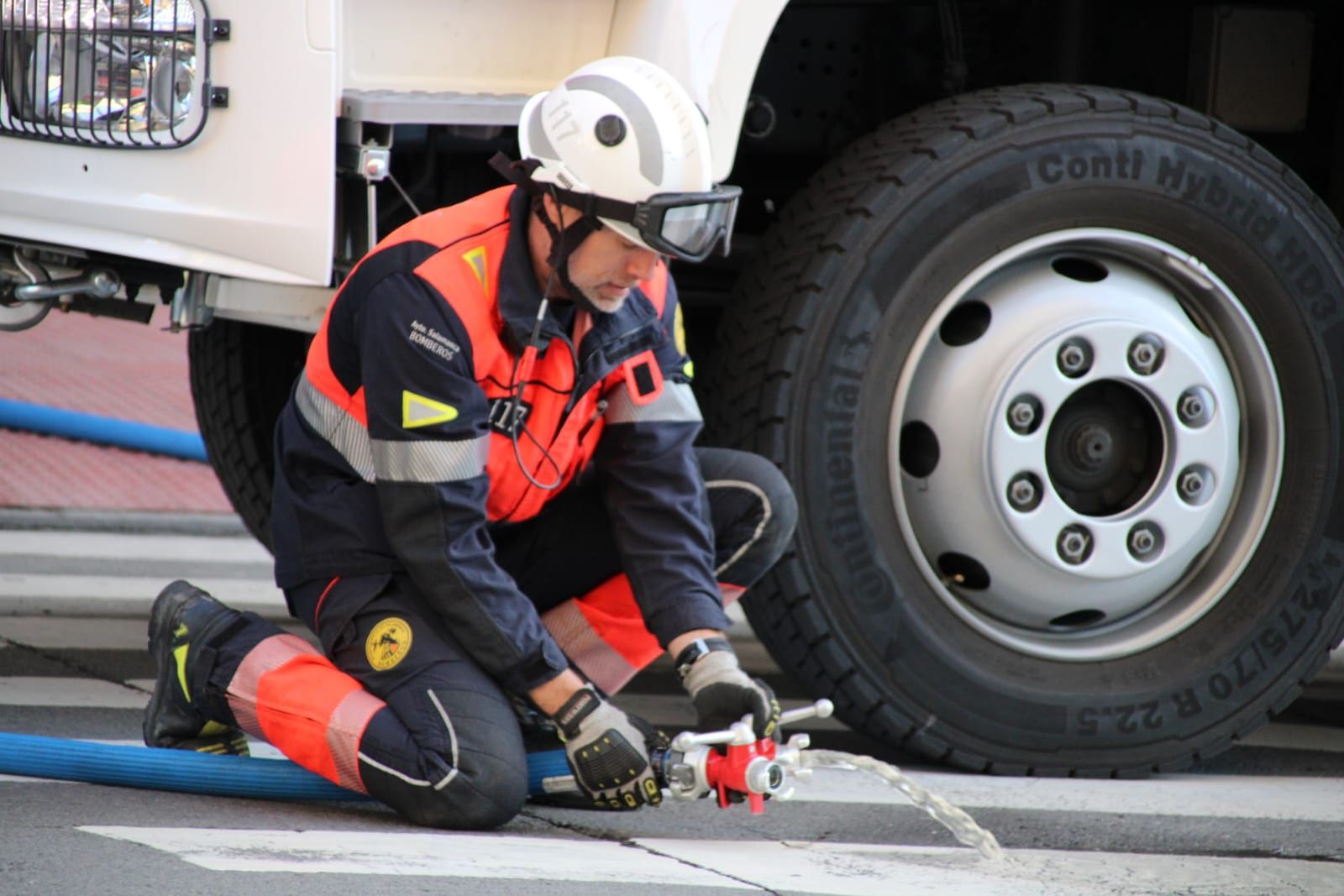 GALERÍA | Un bombero del Ayuntamiento de Salamanca durante una intervención en la avenida de los Comuneros. Fotos J.S.Fraile | S24H GALERÍA | Un bombero del Ayuntamiento de Salamanca durante una intervención en la avenida de los Comuneros. Fotos J.S.Fraile | S24H