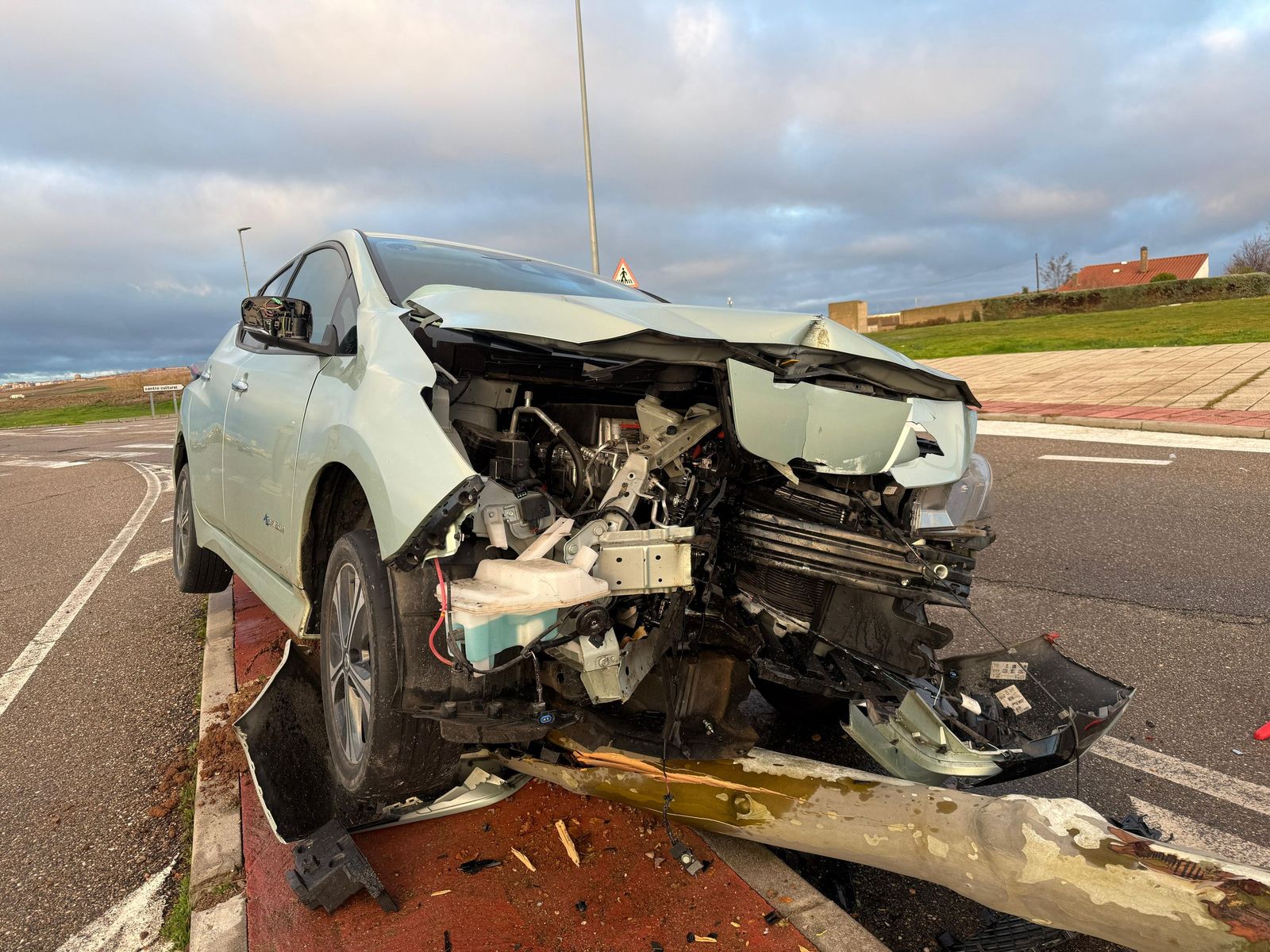 Un coche queda destrozado tras empotrarse contra un árbol en Cabrerizos